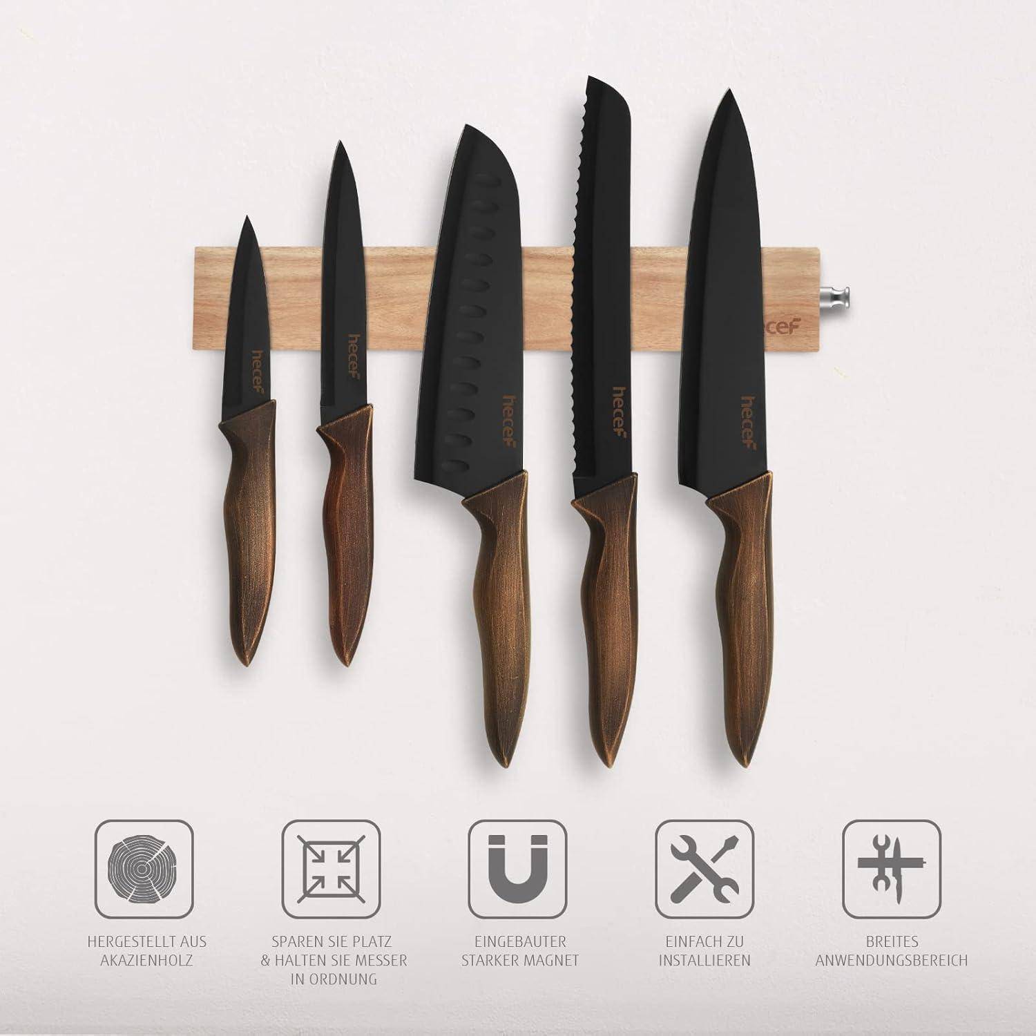 Ein Set verschiedener KüchenMesser mit Holzgriffen, die an einer Magnetleiste befestigt sind. Darunter befinden sich Symbole, die Merkmale auf Deutsch anzeigen.