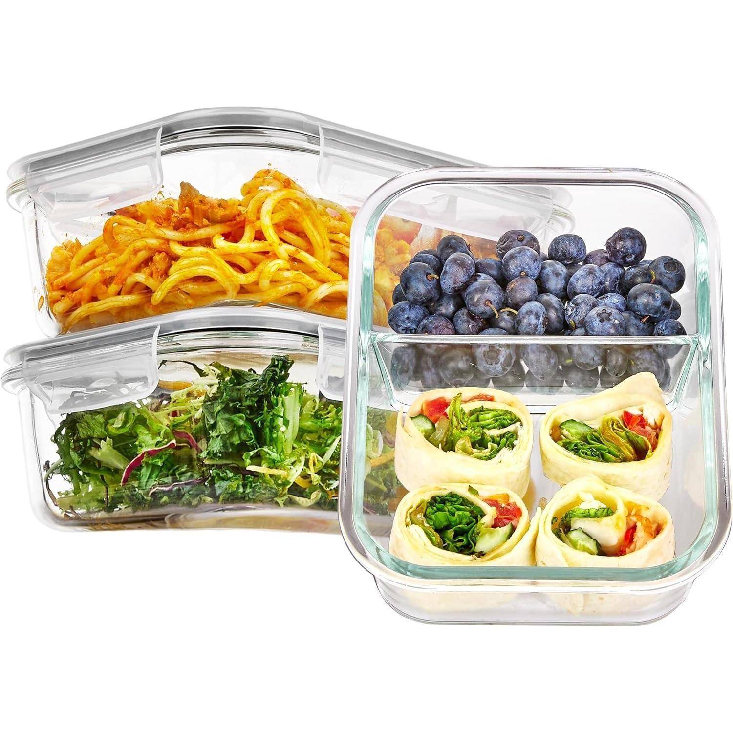 Drei Glasbehälter mit Lebensmitteln: einer mit Spaghetti, einer mit Blaubeeren und einer mit Salat und Wraps, nebeneinander angeordnet.