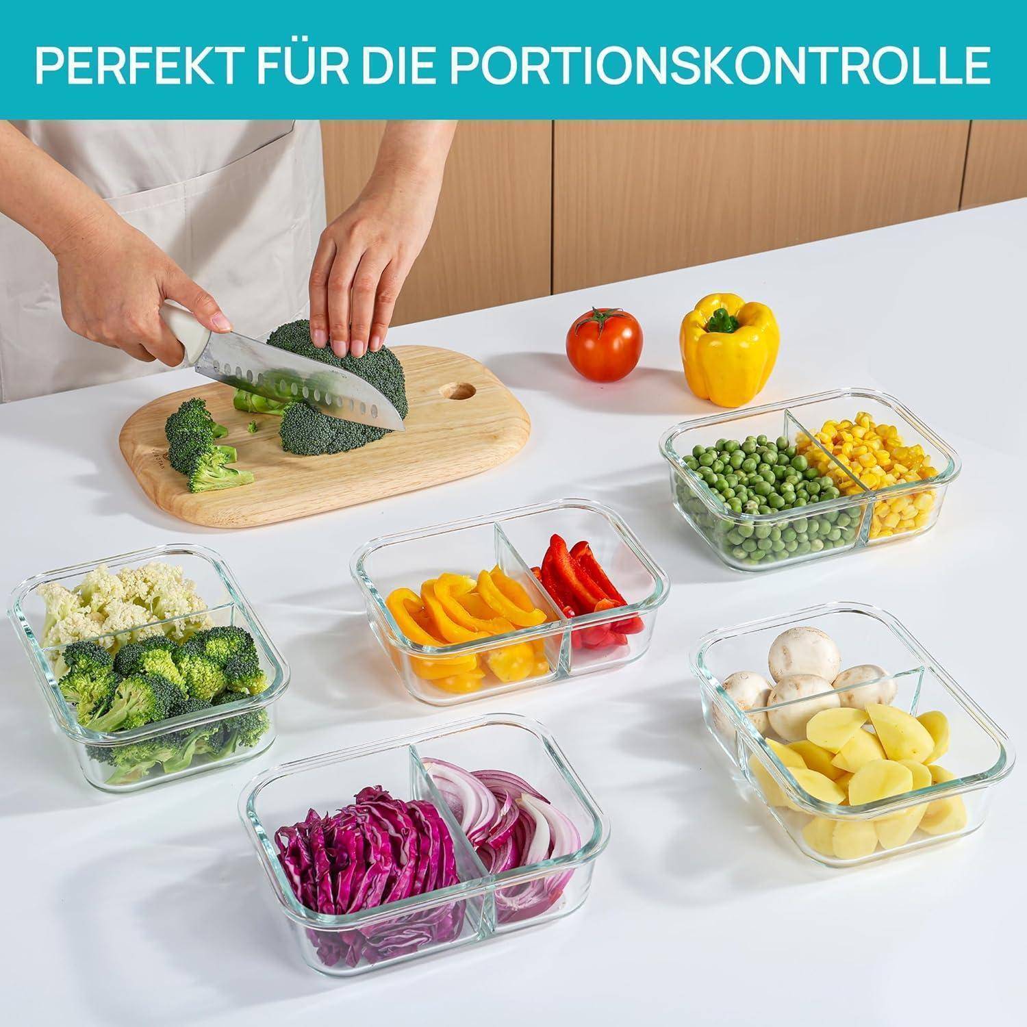 Eine Person schneidet Gemüse für die Mahlzeitenvorbereitung; das Gemüse wird in Glasbehälter verteilt. Text lautet: 'Perfekt für die Portionskontrolle'.