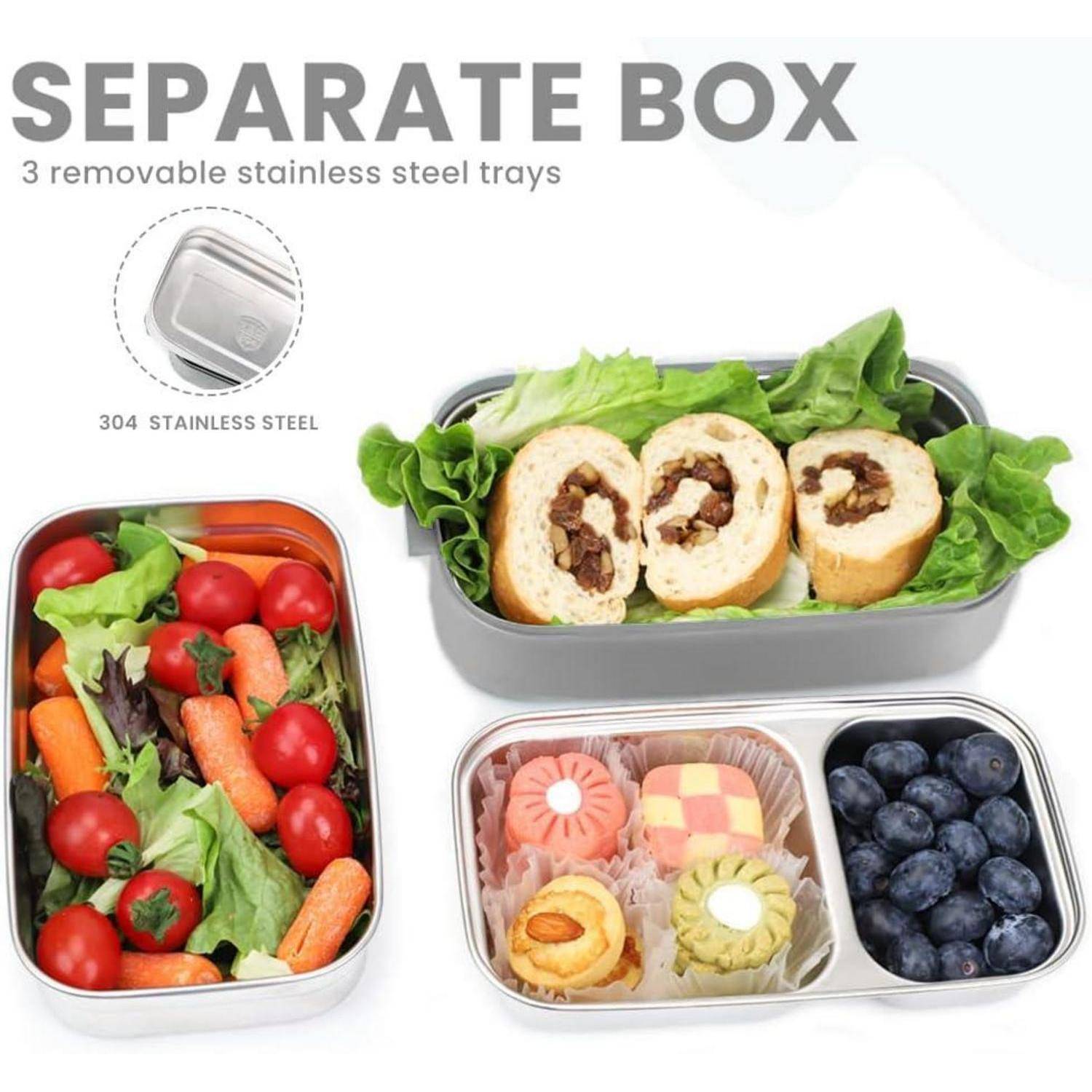 Lunch-Behälter mit separater Box bestehend aus drei Edelstahlschalen. Enthält Brötchen mit Salat, Salat mit Tomaten und Karotten sowie Dessert mit Blaubeeren.
