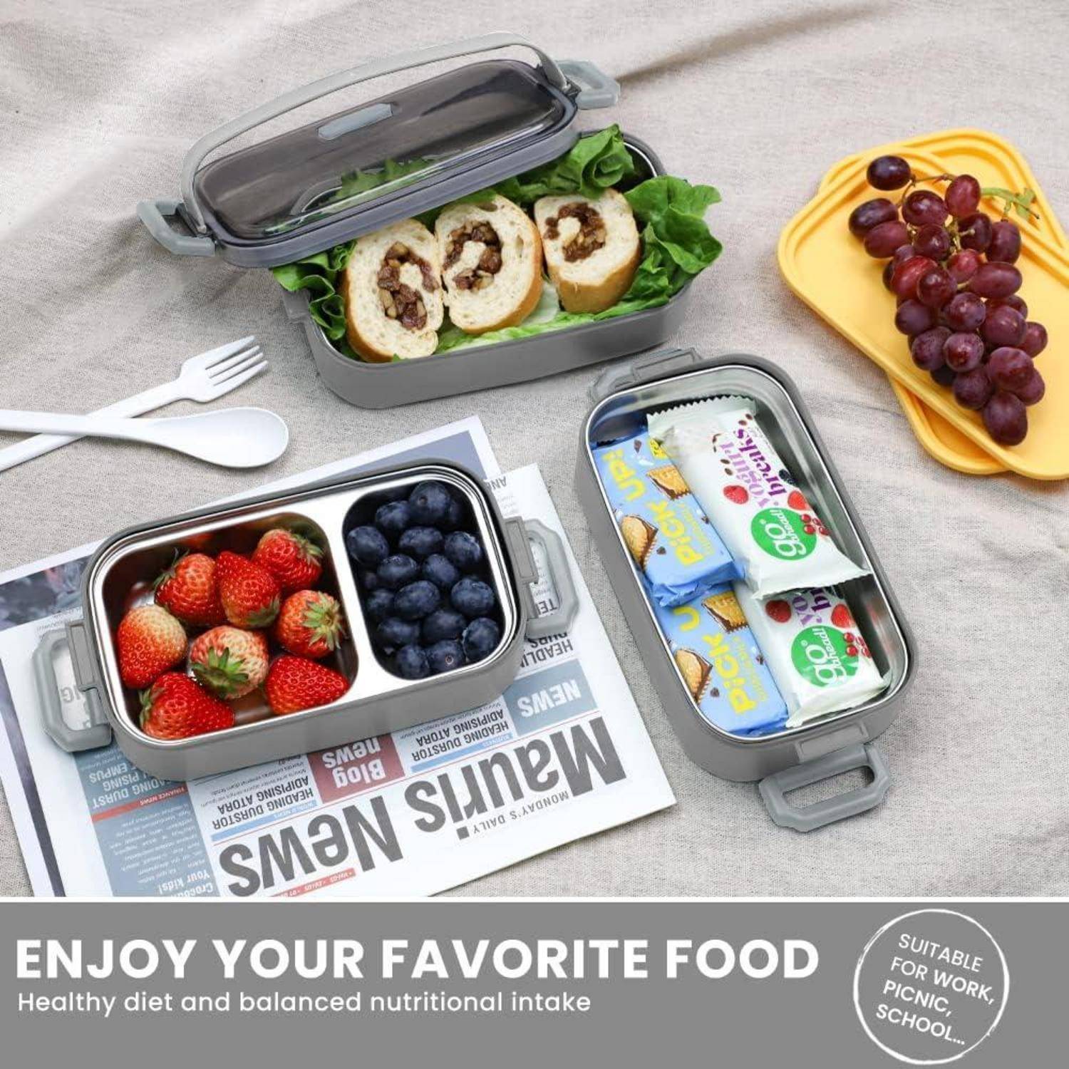 Lunchboxen mit gemischten Früchten, Gebäck und Snacks auf einem Tisch mit einer Zeitung. Bildunterschrift lautet: „Genieße deine Lieblingsgerichte