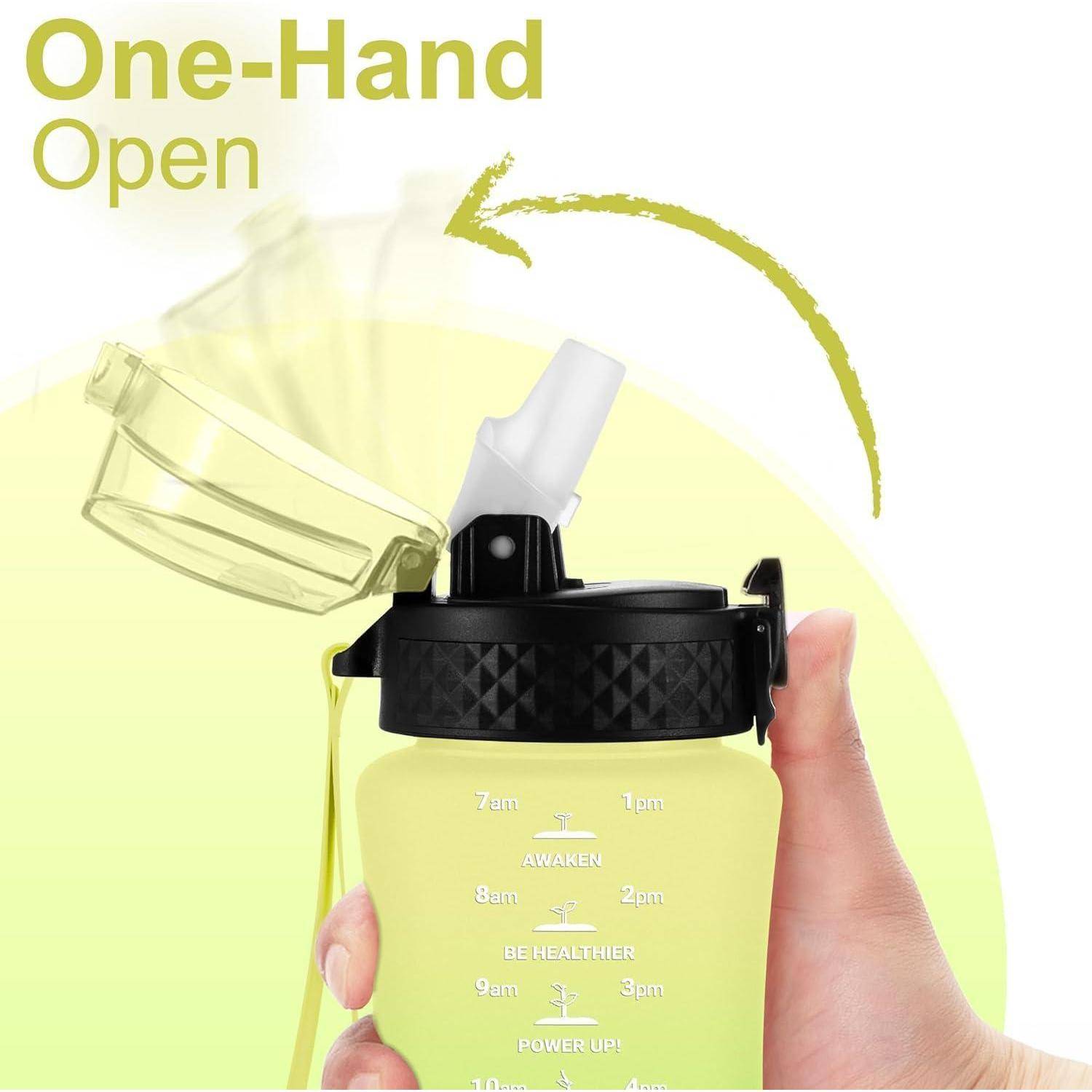 Wasserflasche, die mit einer Hand geöffnet wird, in der linken Hand gehalten, mit Klappdeckel und einem Pfeil, der die Öffnungsbewegung anzeigt.