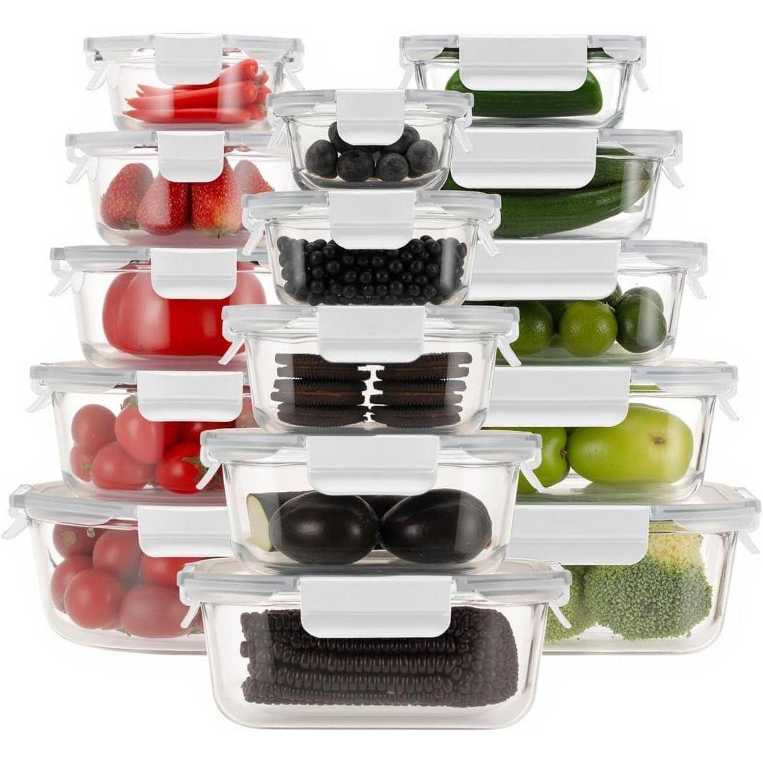 Stapel von durchsichtigen, versiegelten Behältern, die jeweils mit verschiedenen Obst- und Gemüsesorten wie Erdbeeren, Tomaten, Gurken und Trauben gefüllt sind.