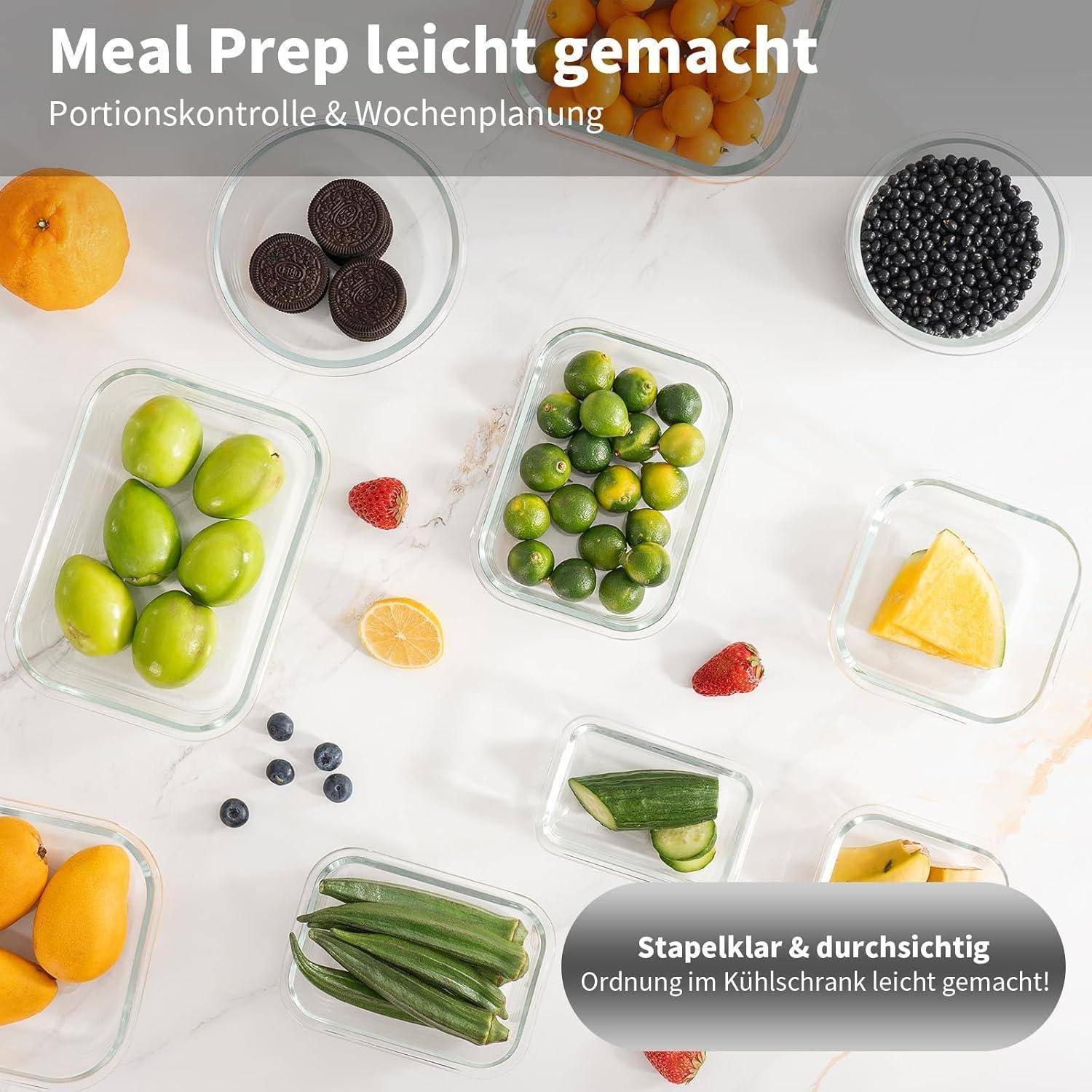 Behälter mit Obst und Gemüse sind auf einer weißen Oberfläche angeordnet. Text auf Deutsch besagt Meal Prep Tipps und Kühlschrank-Organisationstipps.