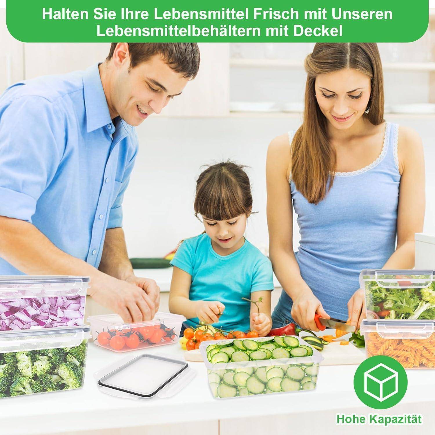 Eine Familie bereitet in einer Küche Speisen zu und verwendet verschiedene Kunststoffbehälter mit Deckeln. Das Bild bewirbt eine Lebensmittelaufbewahrung mit hoher Kapazität.