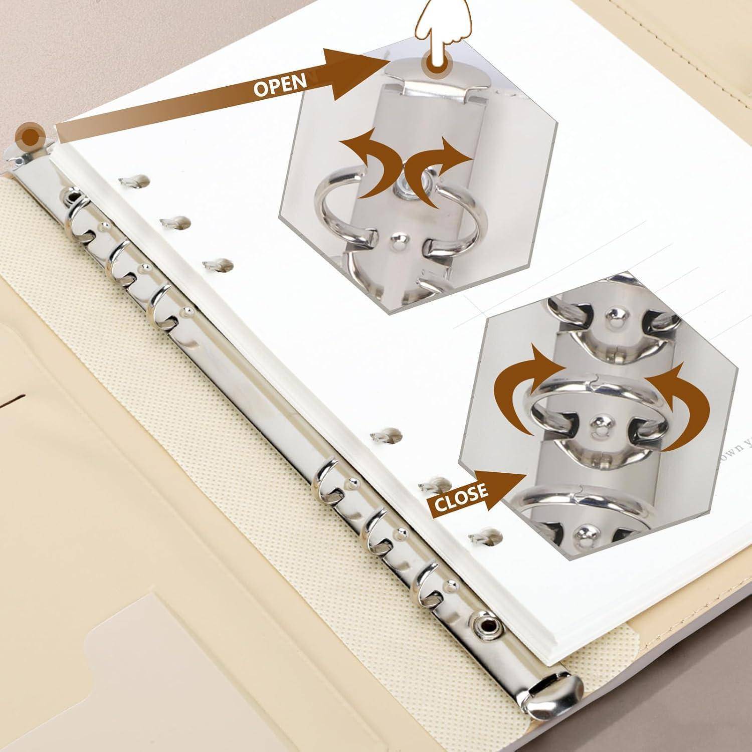 Ein beiger Ordner mit geöffnetem Dreiring-Mechanismus. Zwei Pfeile zeigen auf die Ringe mit den Beschriftungen 'Öffnen' und 'Schließen' und verdeutlichen deren Bedienung.