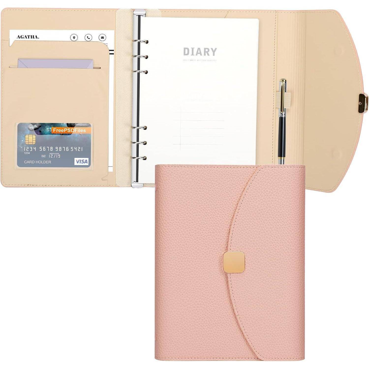 Offenen rosa Planer mit Notizseiten, Stift, Kartenfächern und geschlossenem Deckel.