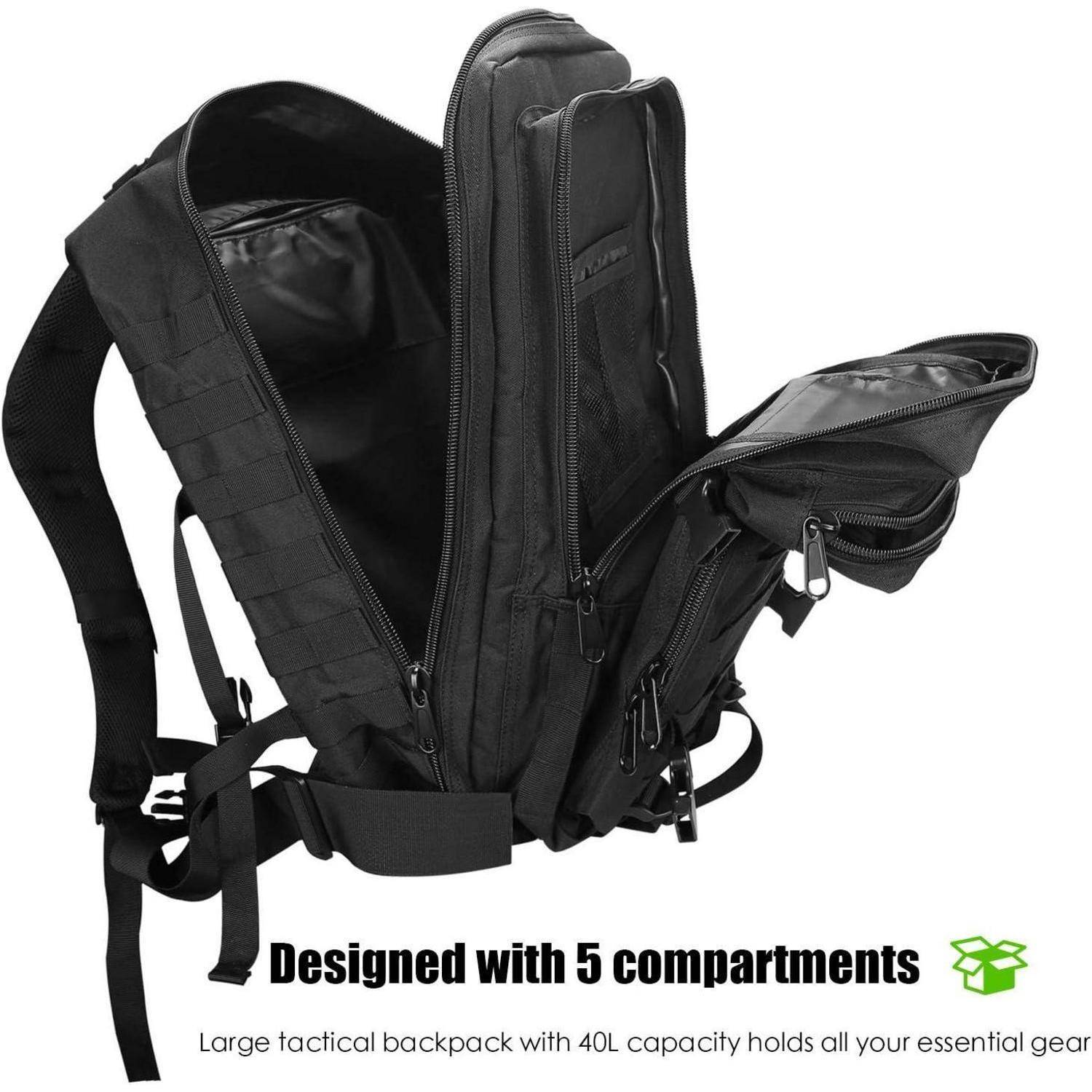 Ein schwarzer taktischer Rucksack mit mehreren Fächern wird geöffnet gezeigt. Der Text lautet 