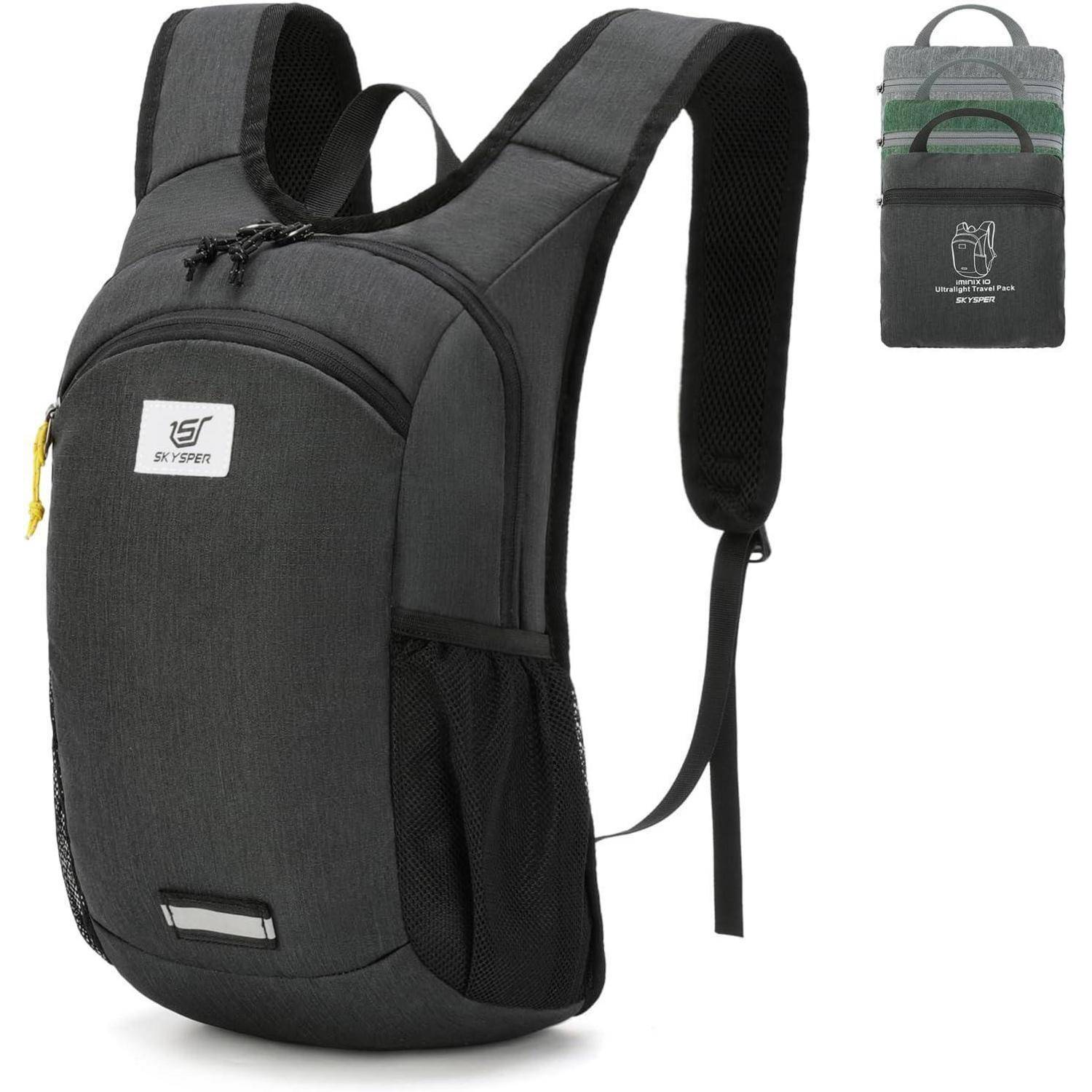 Schwarzer faltbarer Rucksack mit einer Reißverschlusstasche vorne, seitlichen Netzpockets und einer kleinen zusammengepackten Version in der oberen rechten Ecke.