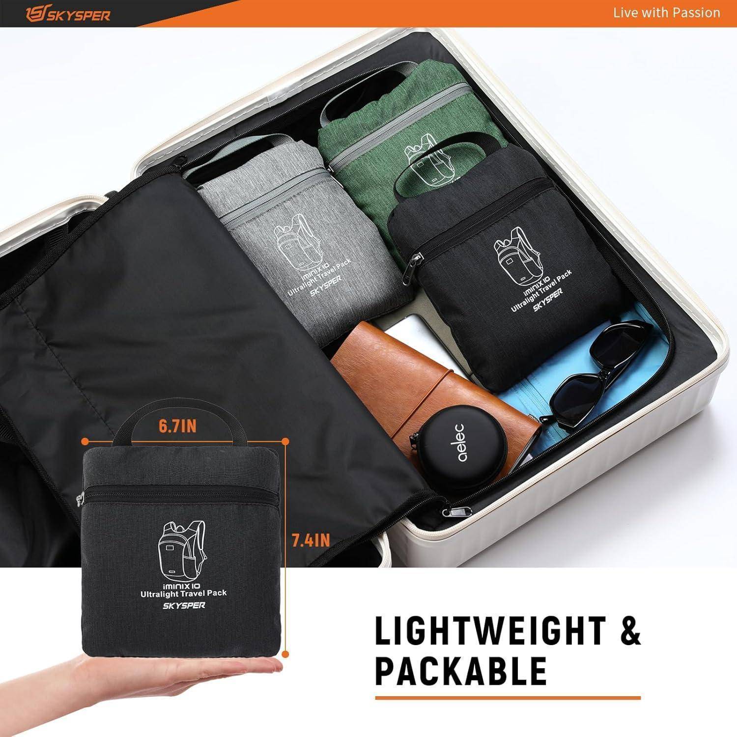 Ein Koffer mit gut organisierten Packwürfeln, einer Sonnenbrille und einem Portemonnaie. Eine Person hält einen schwarzen Packwürfel mit der Aufschrift „Ultimate Travel Pack