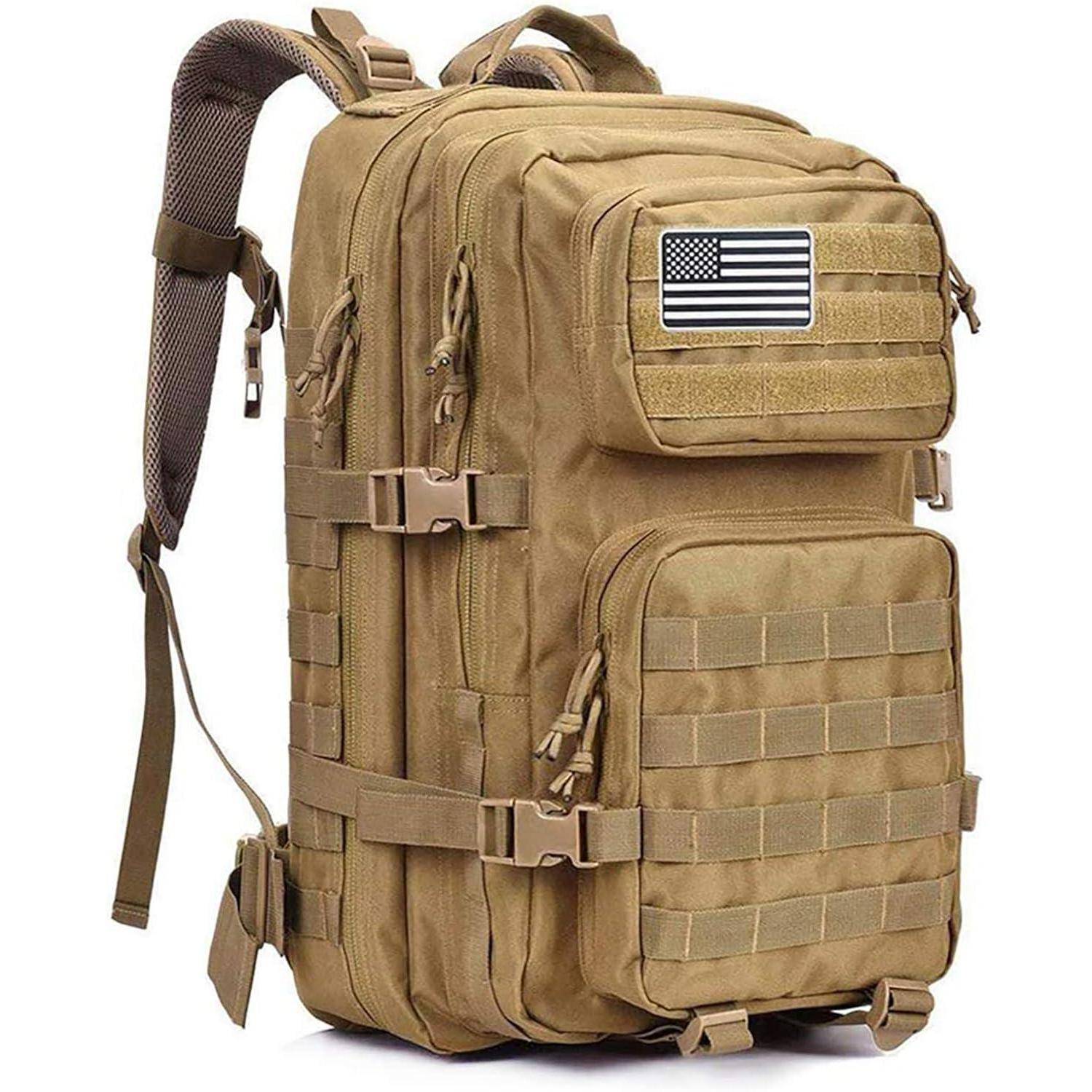 Ein khakifarbener taktischer Rucksack mit mehreren Fächern und Riemen, versehen mit einem Aufnäher, der einer amerikanischen Flagge auf der Vordertasche ähnelt.