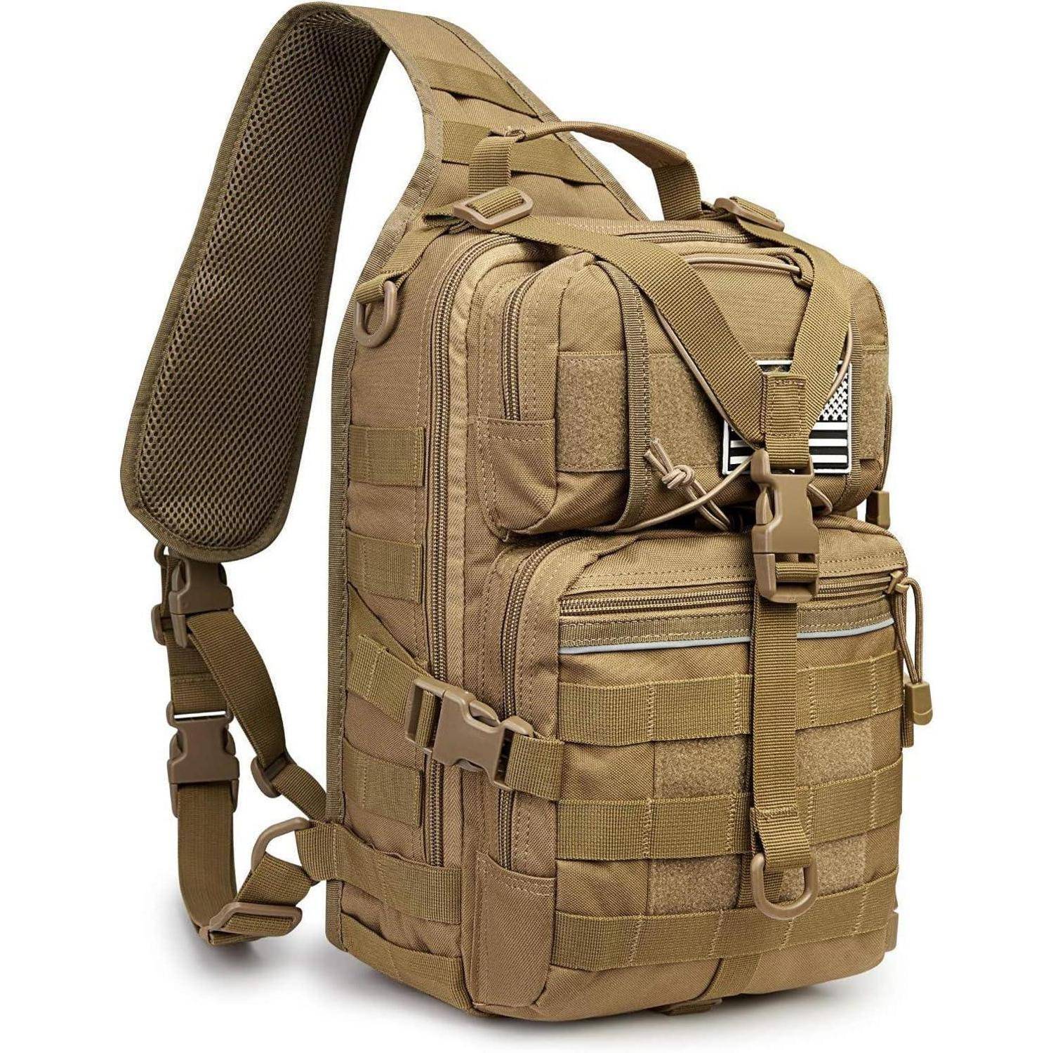 Ein taktischer Rucksack in Beige mit mehreren Fächern und MOLLE-Befestigungssystem, versehen mit einem kleinen Flaggenaufnäher. Entwickelt für Outdoor- oder militärische Einsätze.