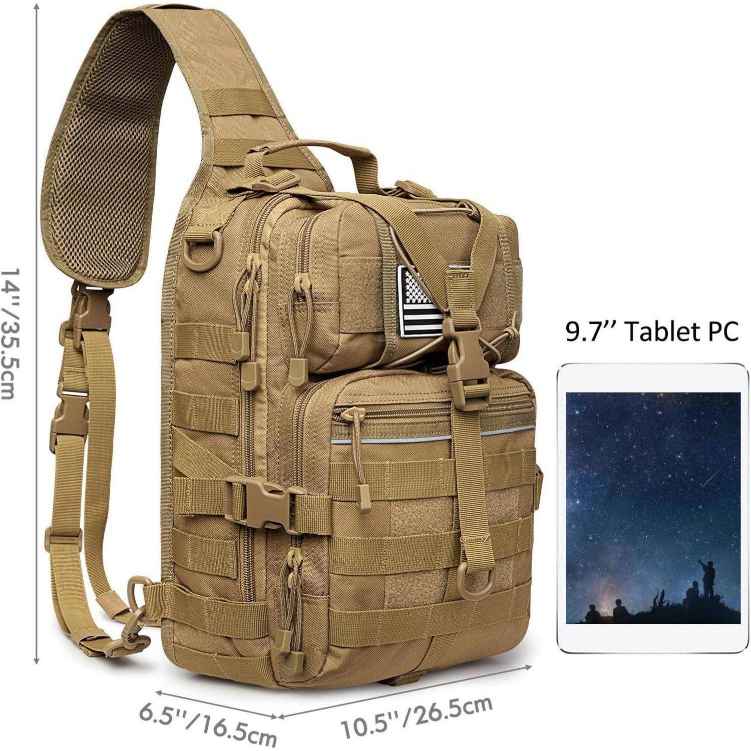 Ein taktischer Rucksack in Beige mit verstellbaren Schultergurten, verschiedenen Fächern und einem Aufnäher mit der amerikanischen Flagge. Illustrativer Größenvergleich mit einem Tablet.