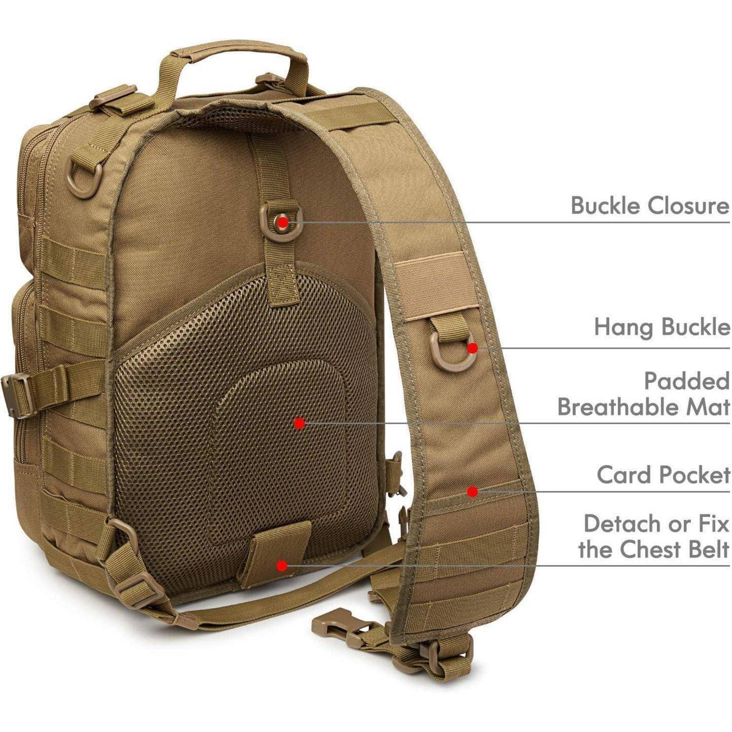 Ein taktischer Rucksack in Beige mit beschrifteten Funktionen: Schnallenverschluss, Aufhängeschlaufe, gepolsterte atmungsaktive Matte, Kartenfach, abnehmbarer Brustgurt.