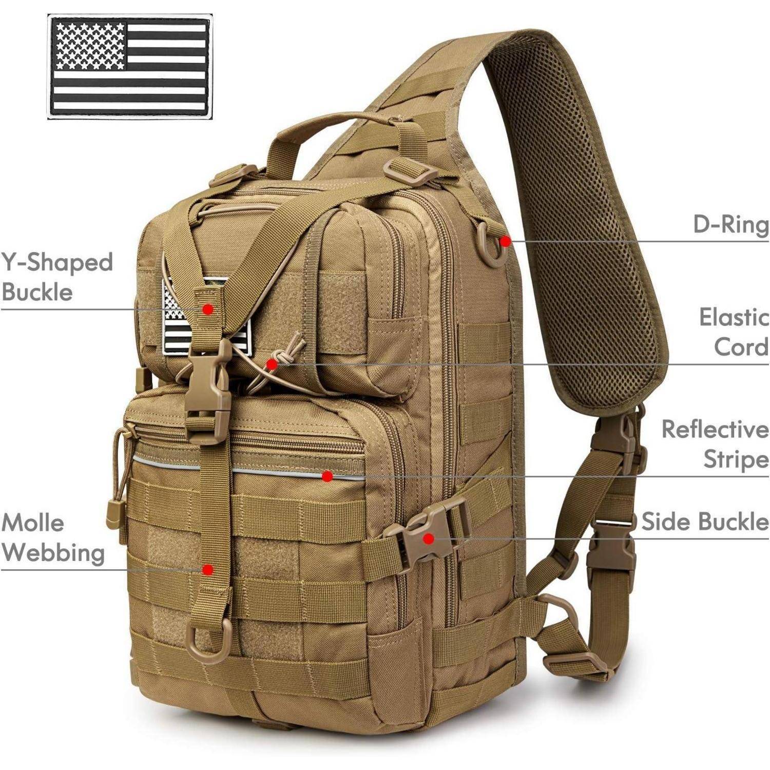 Ein beige-brauner taktischer Rucksack mit mehreren Fächern verfügt über einen 'Y-förmigen Schnallenverschluss', 'MOLLE-Gurtbänder', 'D-Ring', 'Elastisches Seil', 'Reflektierende Streifen' und 'Seitenschnalle'. Eine USA-Flaggen-Patch auf der Oberseite.