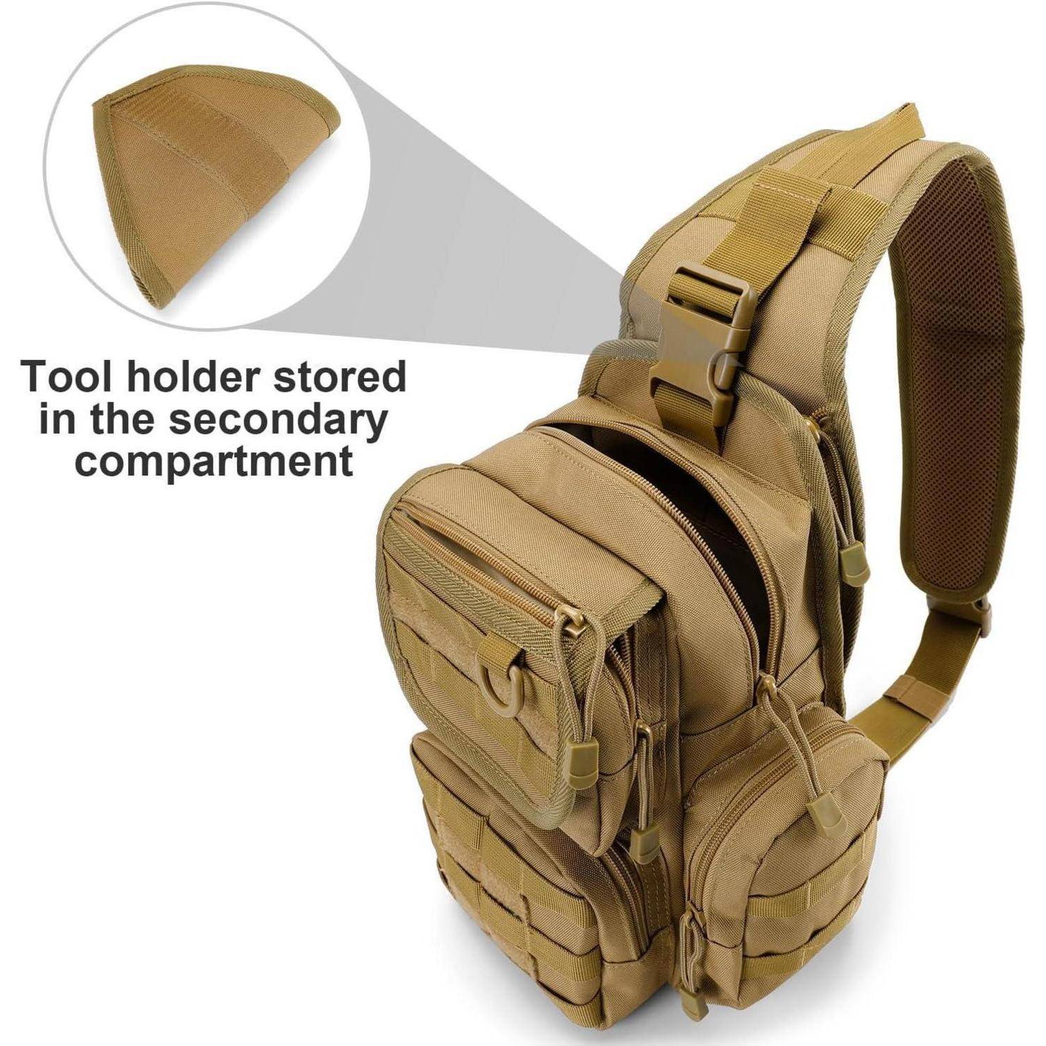 Ein brauner taktischer Rucksack mit mehreren Fächern. Eine Nahaufnahme zeigt einen Werkzeughalter, der im Nebenfach verstaut ist.