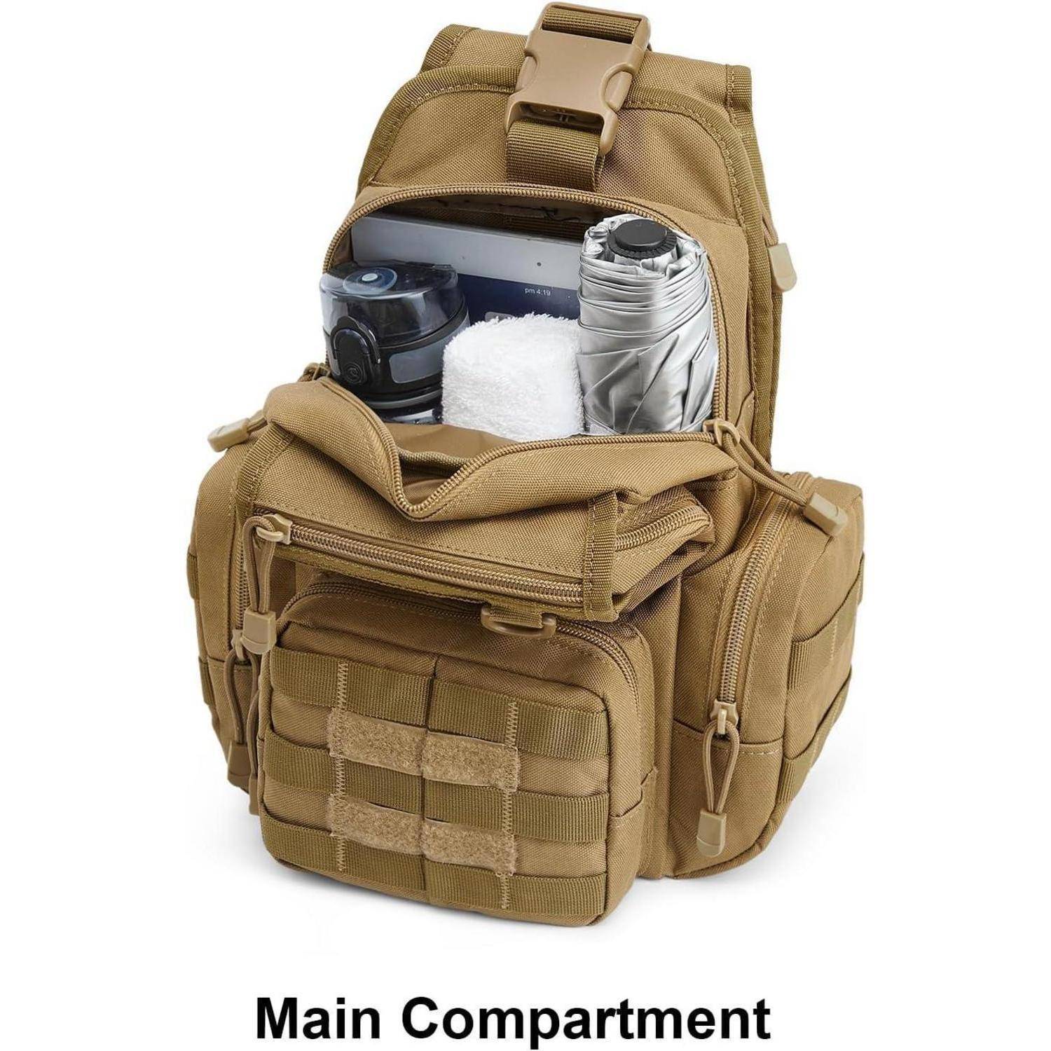 Brauner Rucksack, der sein Hauptfach zeigt, gefüllt mit einer Kamera, zusammengerollten Kleidungsstücken und einem Handtuch. Text darunter liest: Hauptfach.