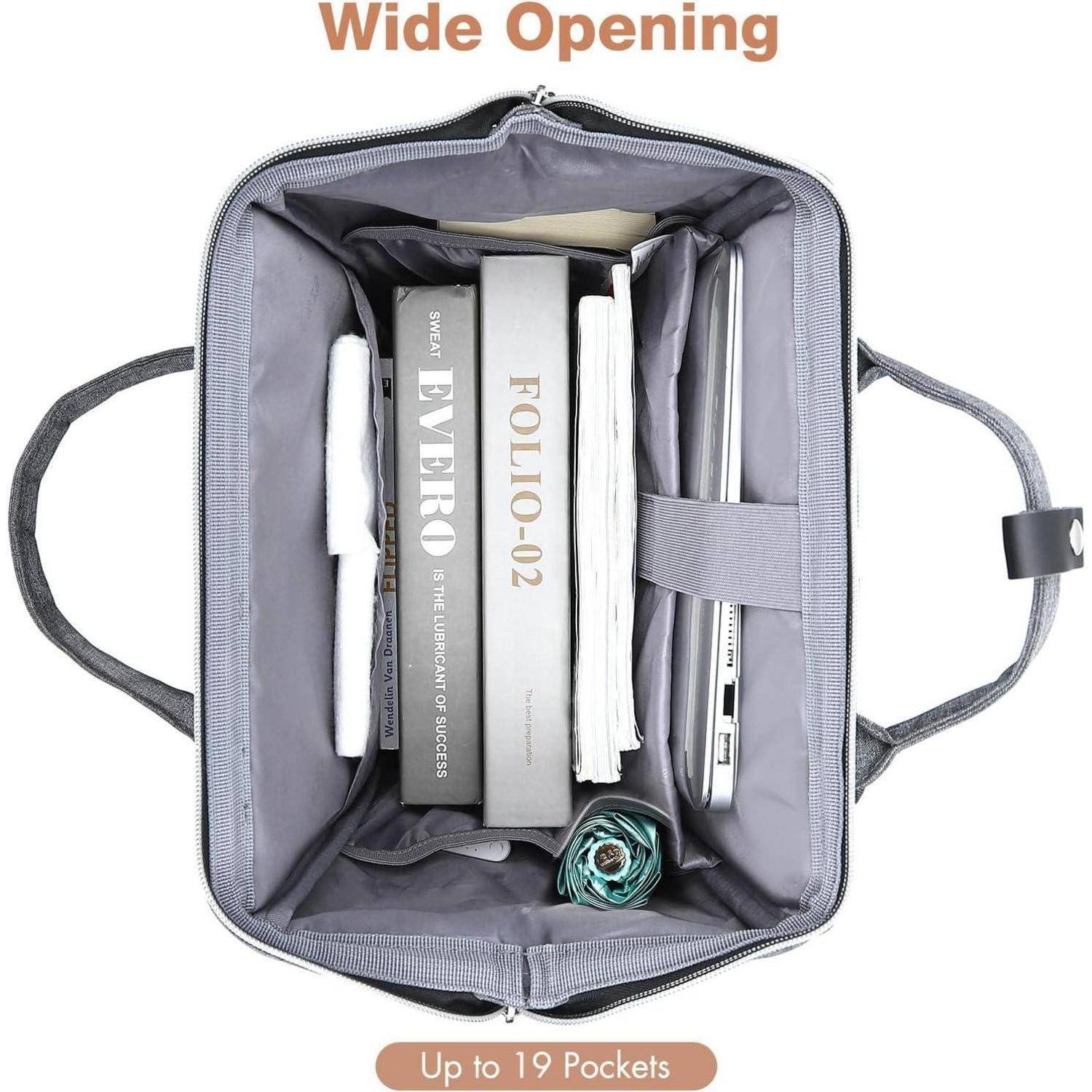 Draufsicht einer grauen, weit öffnenden Organizertasche mit Griffen, die einen Laptop, Bücher, zusammengerollte Kleidung und andere Gegenstände in beschrifteten Fächern enthält.