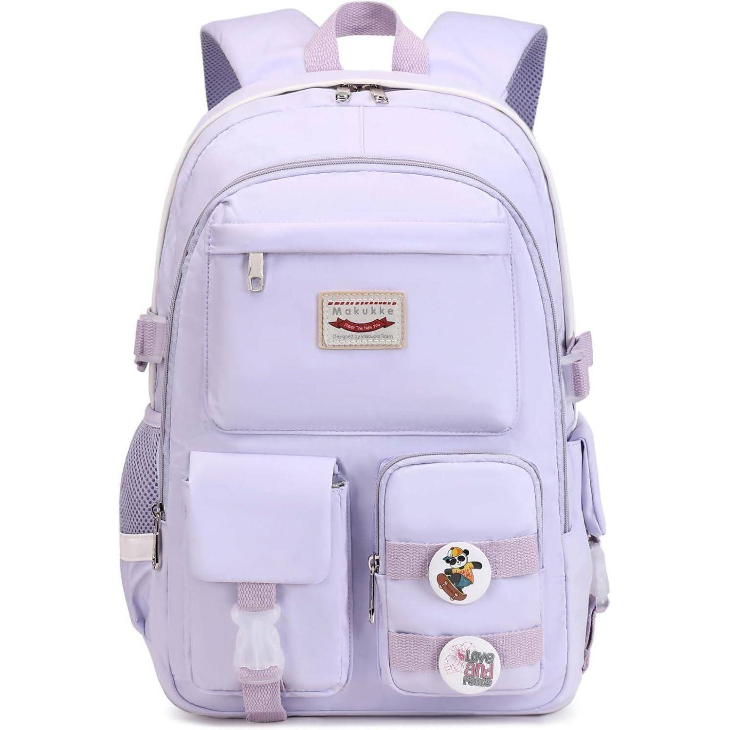 Ein hellvioletter Rucksack mit mehreren Fächern, der zwei dekorative Anstecknadeln an der Vordertasche trägt, eine davon mit einer Comicfigur.