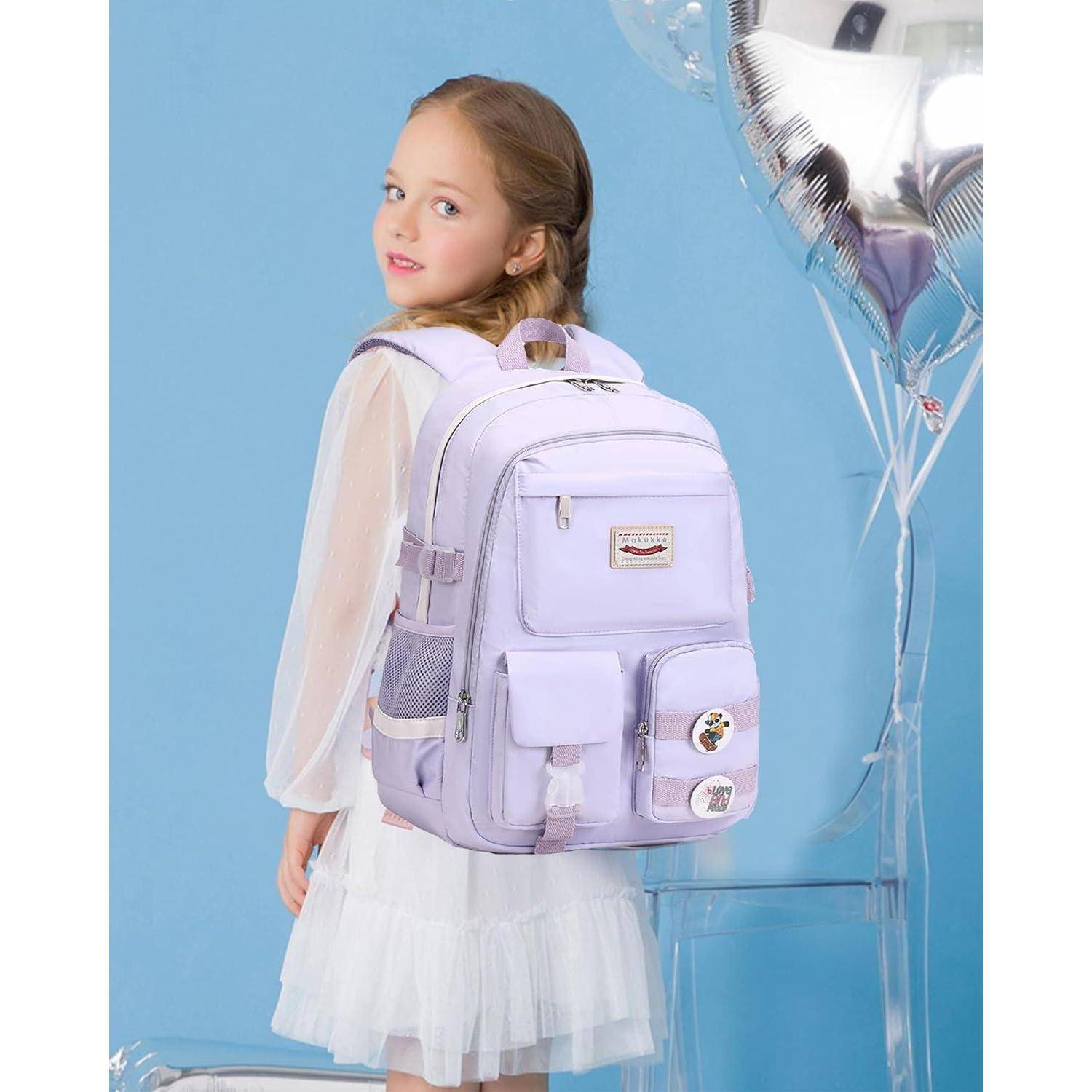 Ein junges Mädchen in einem weißen Kleid steht vor einem blauen Hintergrund und trägt einen großen lavendelfarben Rucksack. Sie schaut nach links. Silberne Luftballons befinden sich in der Nähe.