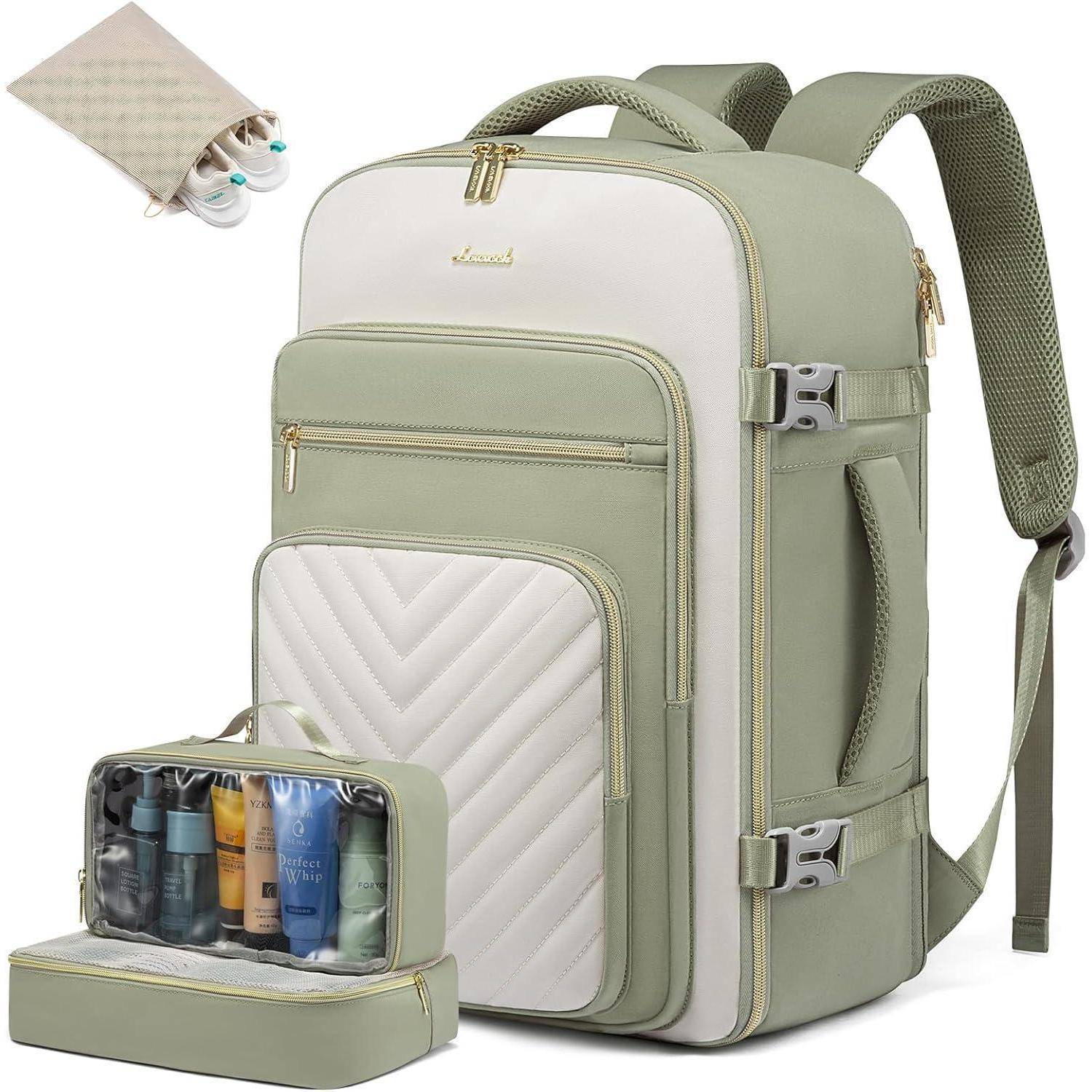 Ein hellgrüner und weißer Reise-Rucksack mit mehreren Fächern. Enthält eine kleinere Kulturtasche daneben und einen Beutel mit Kordelzug.