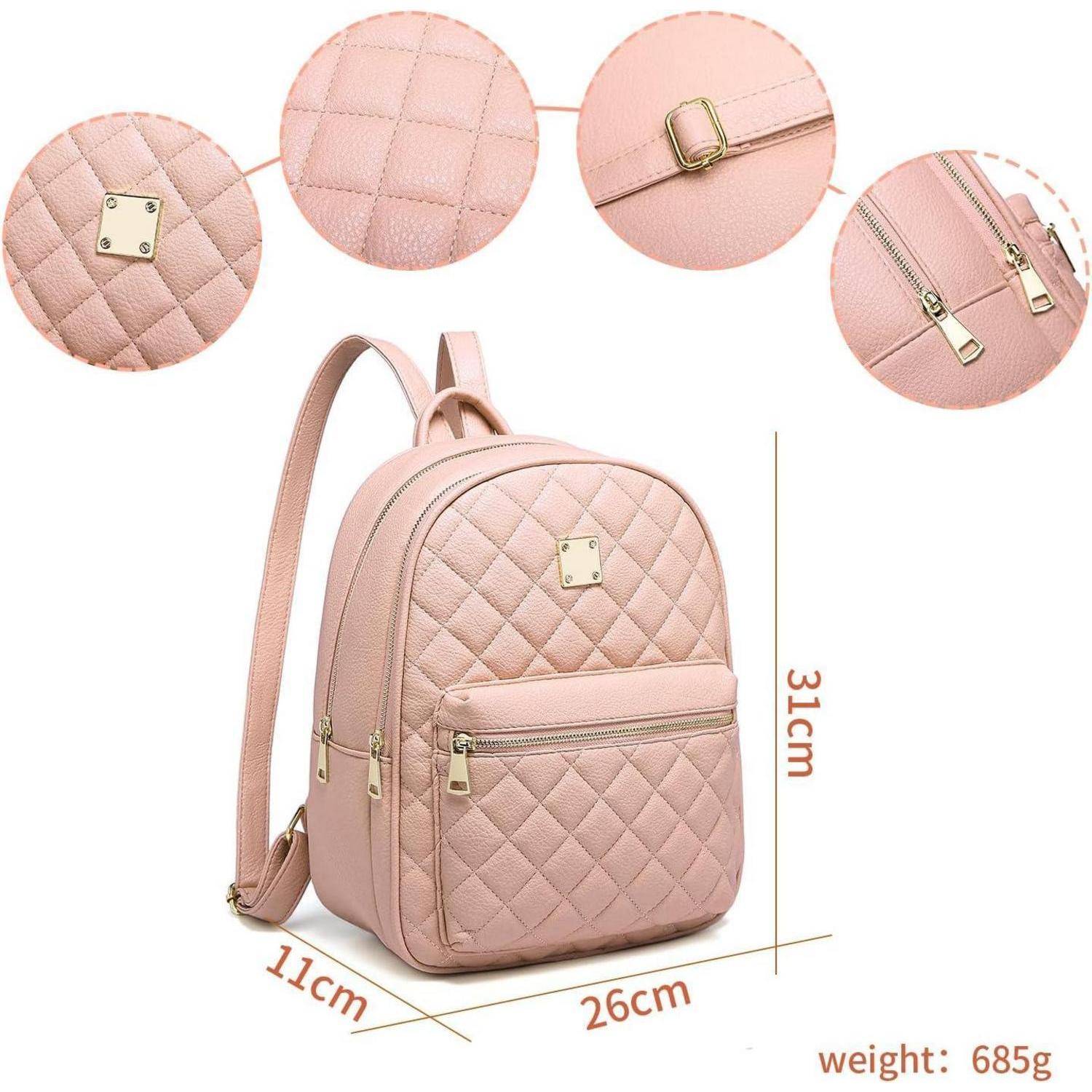 Rosa gesteppter Rucksack mit quadratischem Metalllogo. Merkmale umfassen eine Schnalle, einen Reißverschluss und die Abmessungen: 31 cm x 26 cm x 11 cm. Gewicht: 685 g.