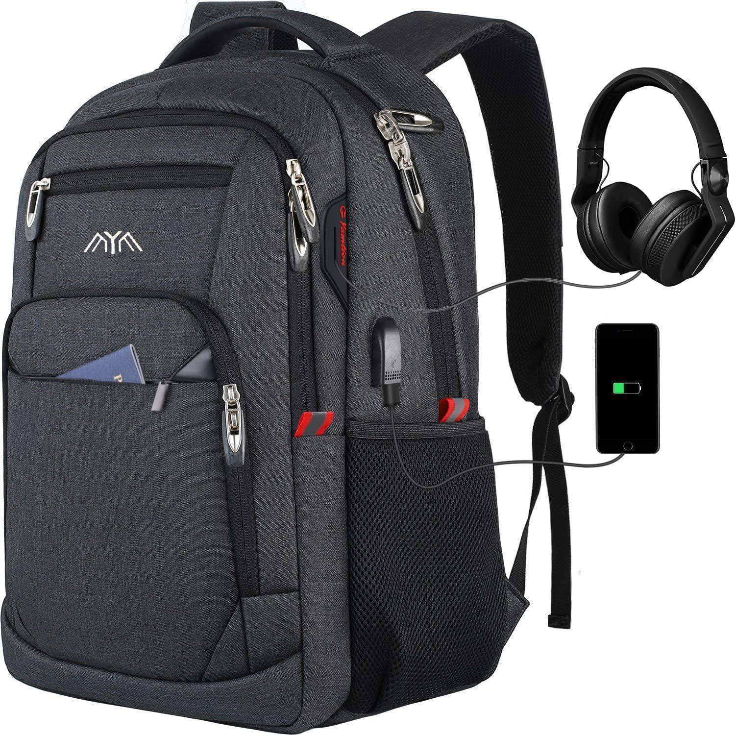Ein schwarzer Rucksack mit mehreren Fächern, einer seitlichen USB-Ladebuchse, die mit einem Smartphone verbunden ist, und drahtlosen Kopfhörern in der Nähe.