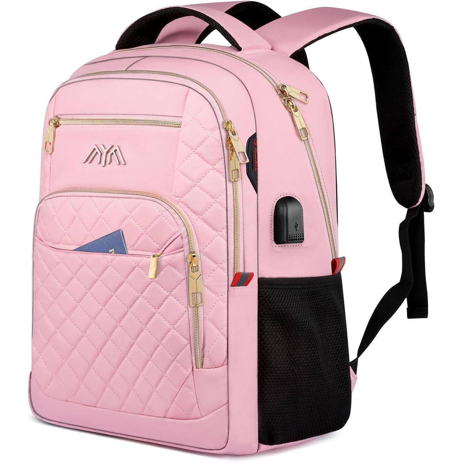 Ein rosa Rucksack mit gestepptem Design verfügt über mehrere Reißverschlusskompartimente, goldene Akzente, einen Reisepass in der vorderen Tasche und einen USB-Anschluss an der Seite.
