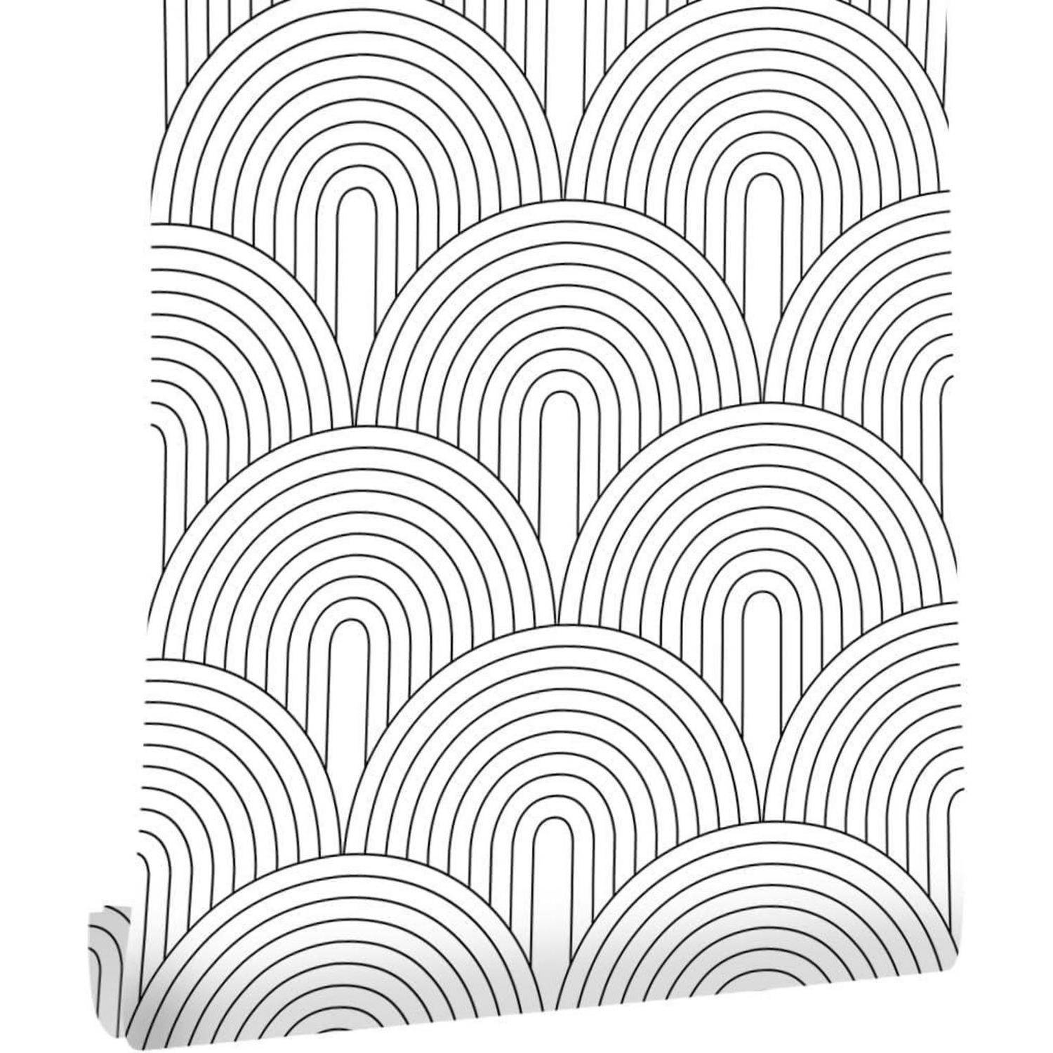 Ein schwarz-weißes Wandbild mit einem sich wiederholenden Muster aus halbkreisförmigen Bögen, die einen wellenartigen Effekt erzeugen.