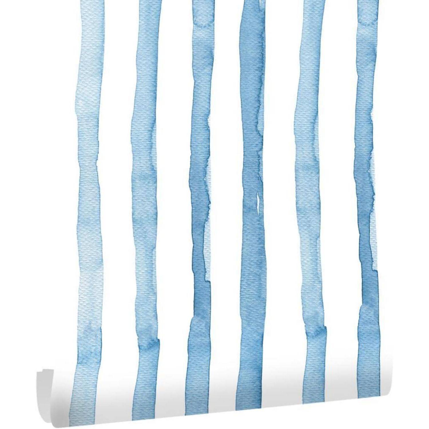 Eine Tapetenbahn mit unregelmäßigen vertikalen blauen Wasserfarbenstreifen auf weißem Hintergrund.