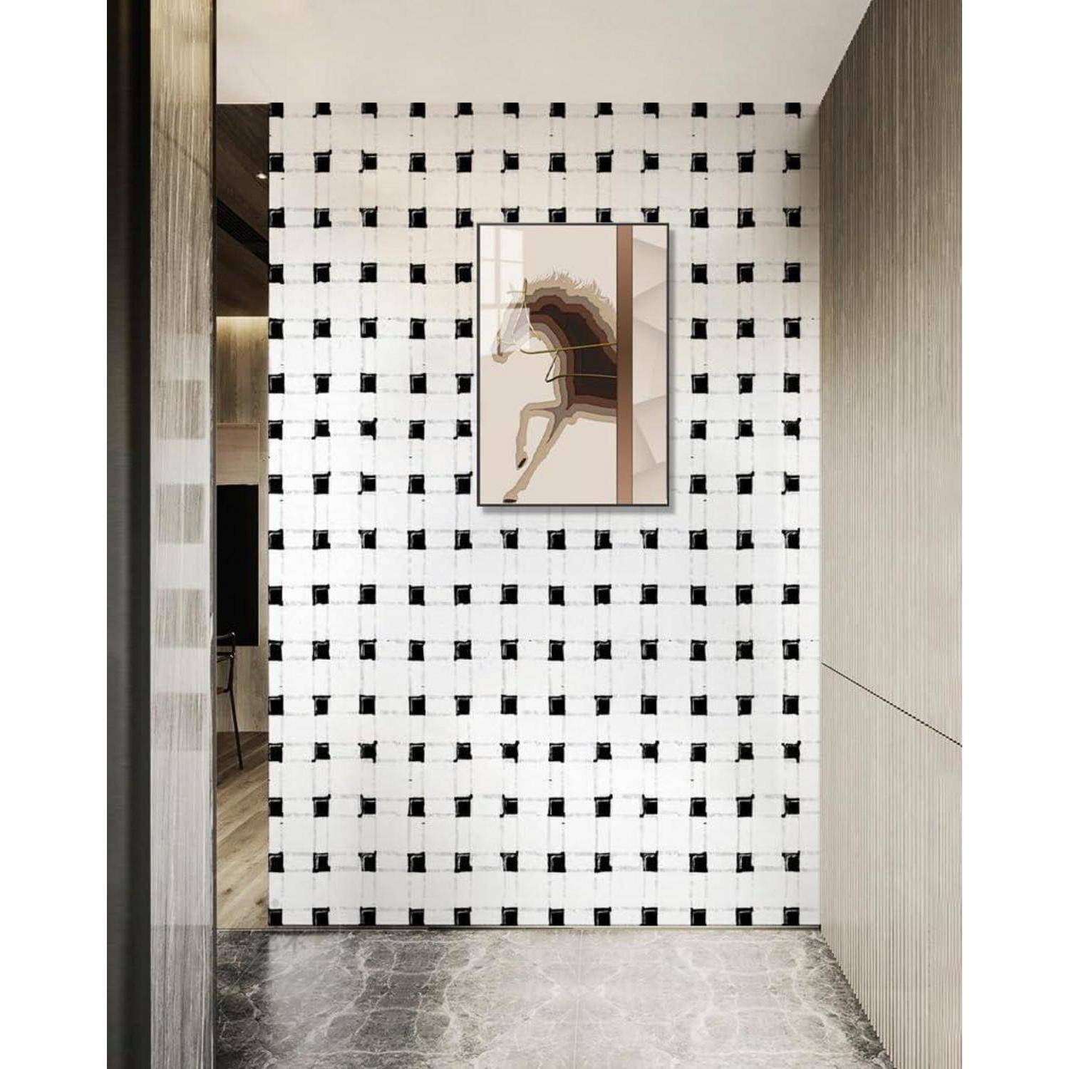 Wand mit einem schwarz-weißen Karomuster, auf der ein gerahmtes abstraktes Kunstwerk eines Pferdes hängt. Die Szene deutet auf ein modernes Innendesign hin.