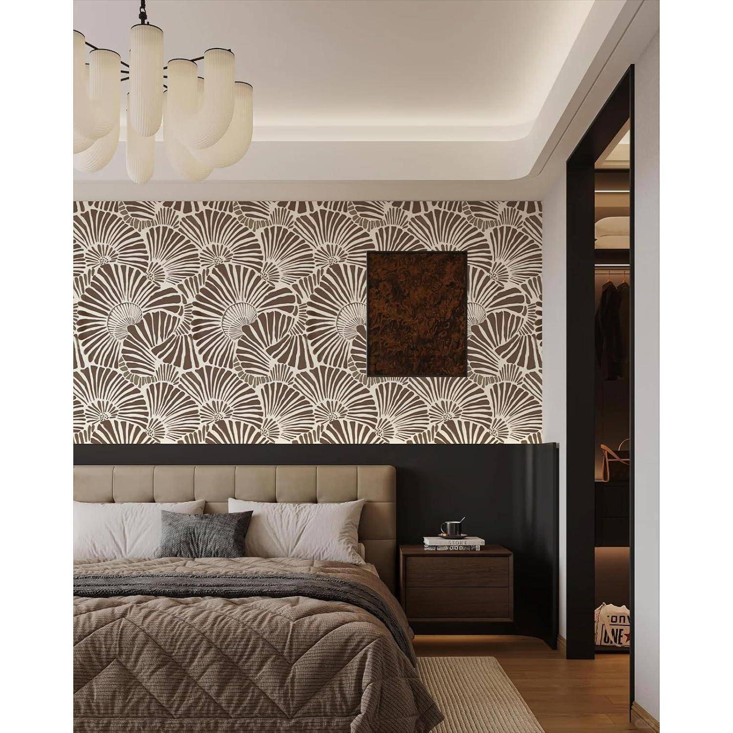 Ein modernes Schlafzimmer zeigt ein großes Bett mit einer gesteppten braunen Bettdecke, gemusterter Tapete, einem Nachttisch und Deckenbeleuchtung.