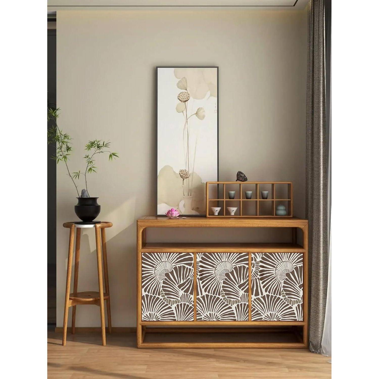 Ein moderner Raum mit einem dekorativen Holzschrank mit Blumenmuster, einer Pflanze auf einem hohen Ständer und einem minimalistischen Blumengemälde darüber.