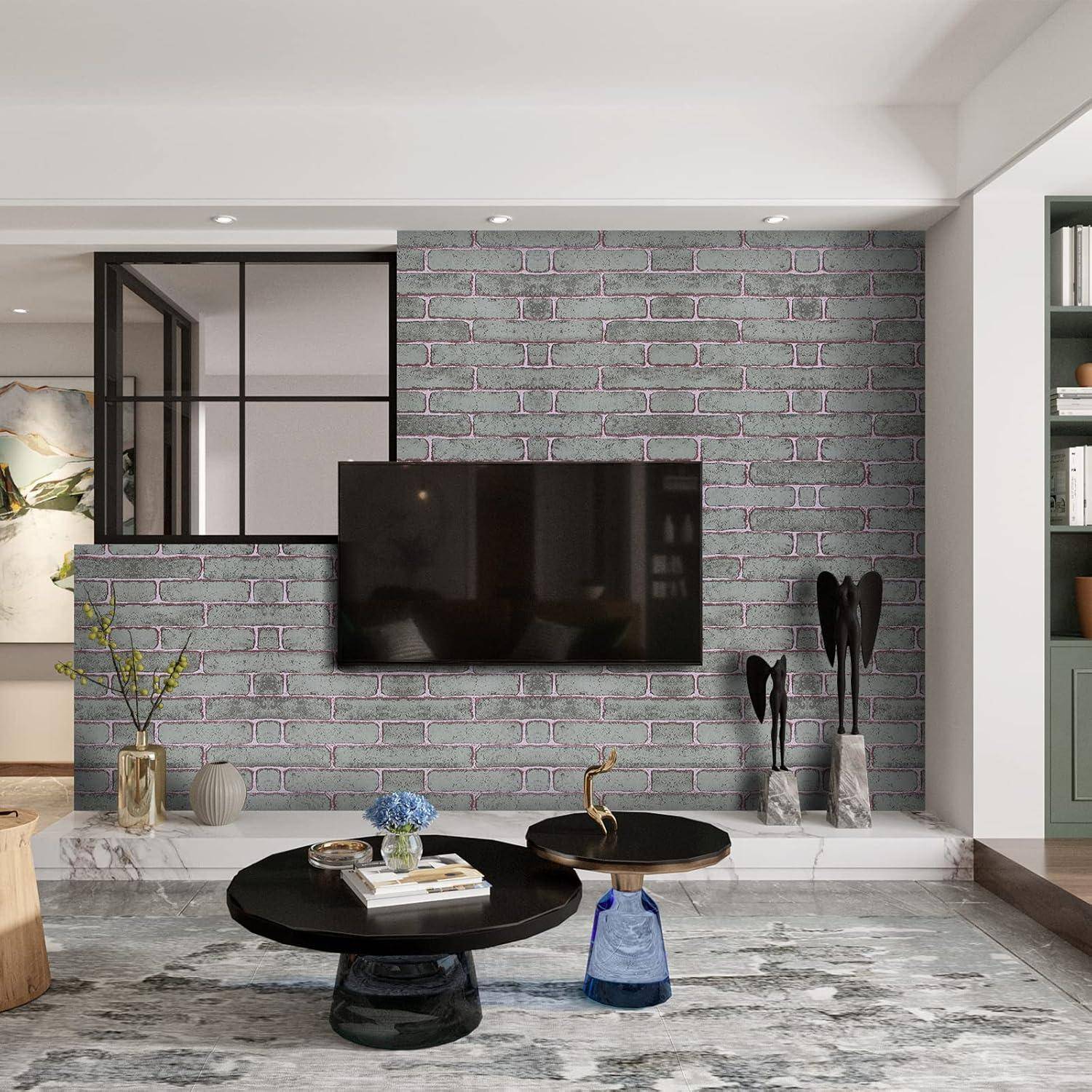 Ein modernes Wohnzimmer mit einer grauen Ziegelakzentwand, montiertem Fernseher und minimalistischer Einrichtung, einschließlich Pflanzen und abstrakter Kunst.