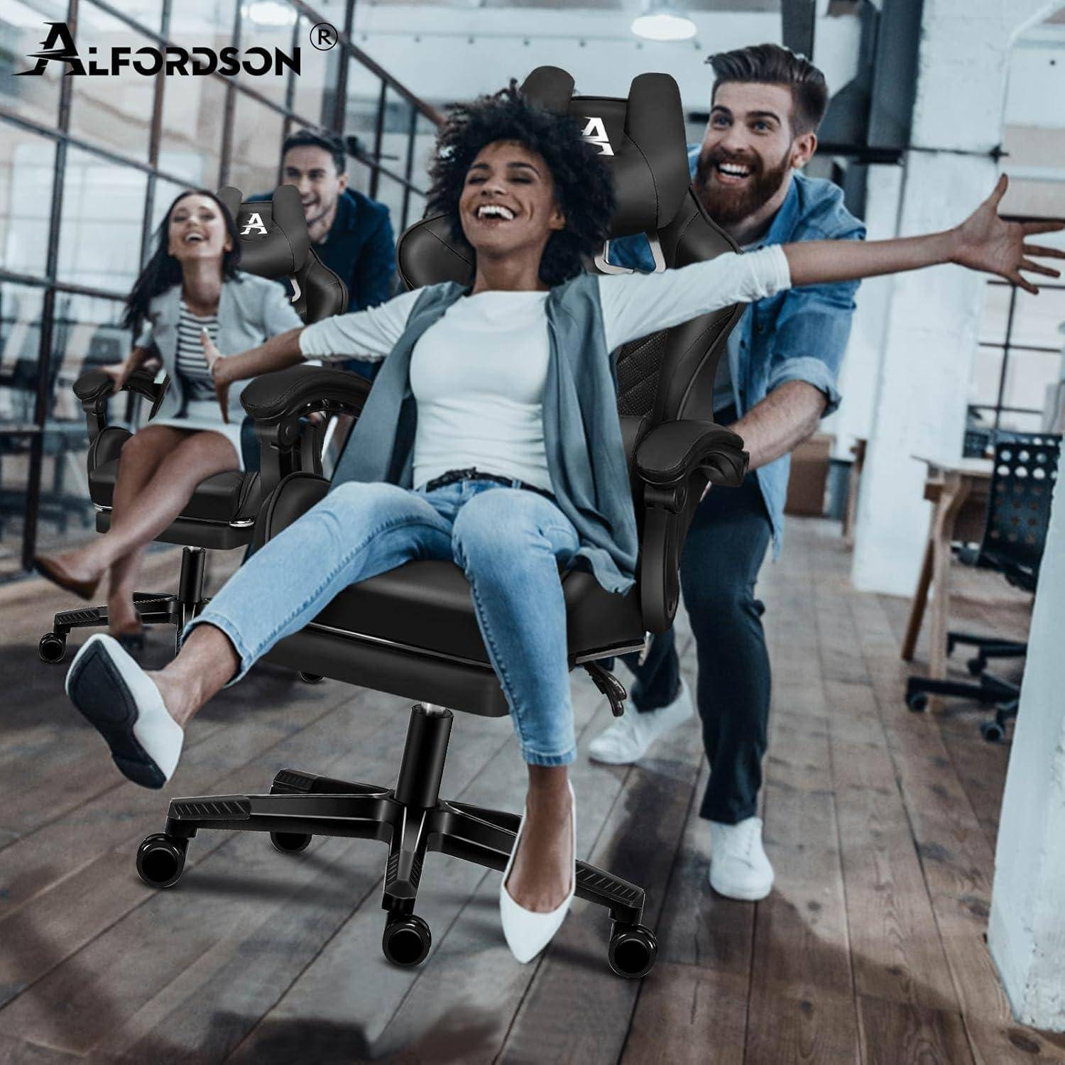 Eine fröhliche Gruppe von Menschen, die in Bürostühlen einen Korridor entlang rasen, lächeln und Spaß haben. Der Markenname 'ALFORDSON' ist oben sichtbar.