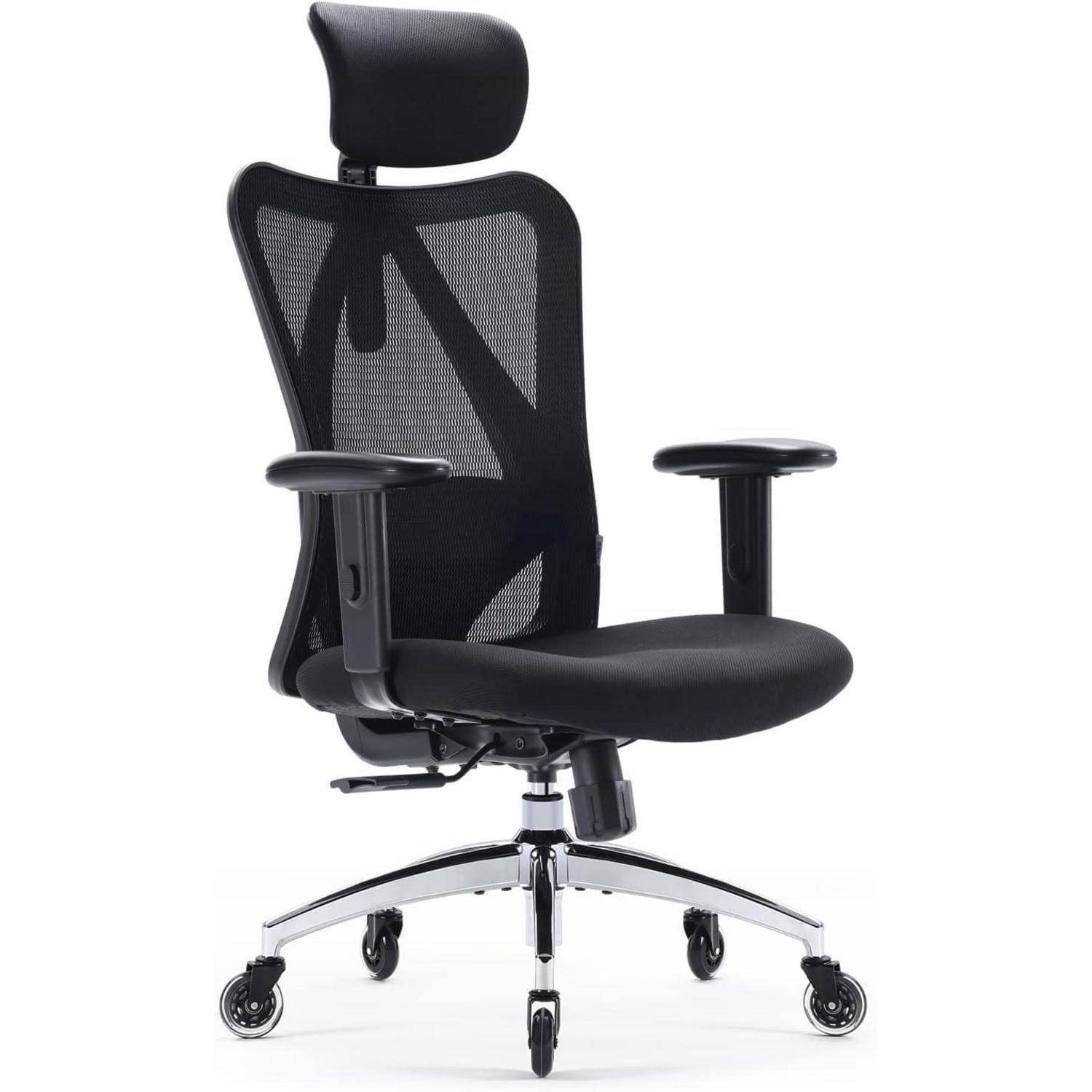 Ergonomischer schwarzer Bürostuhl mit verstellbarer Kopfstütze, Netzrücken und Armlehnen. Fünfrädrige Metallbasis für Mobilität und Stabilität.
