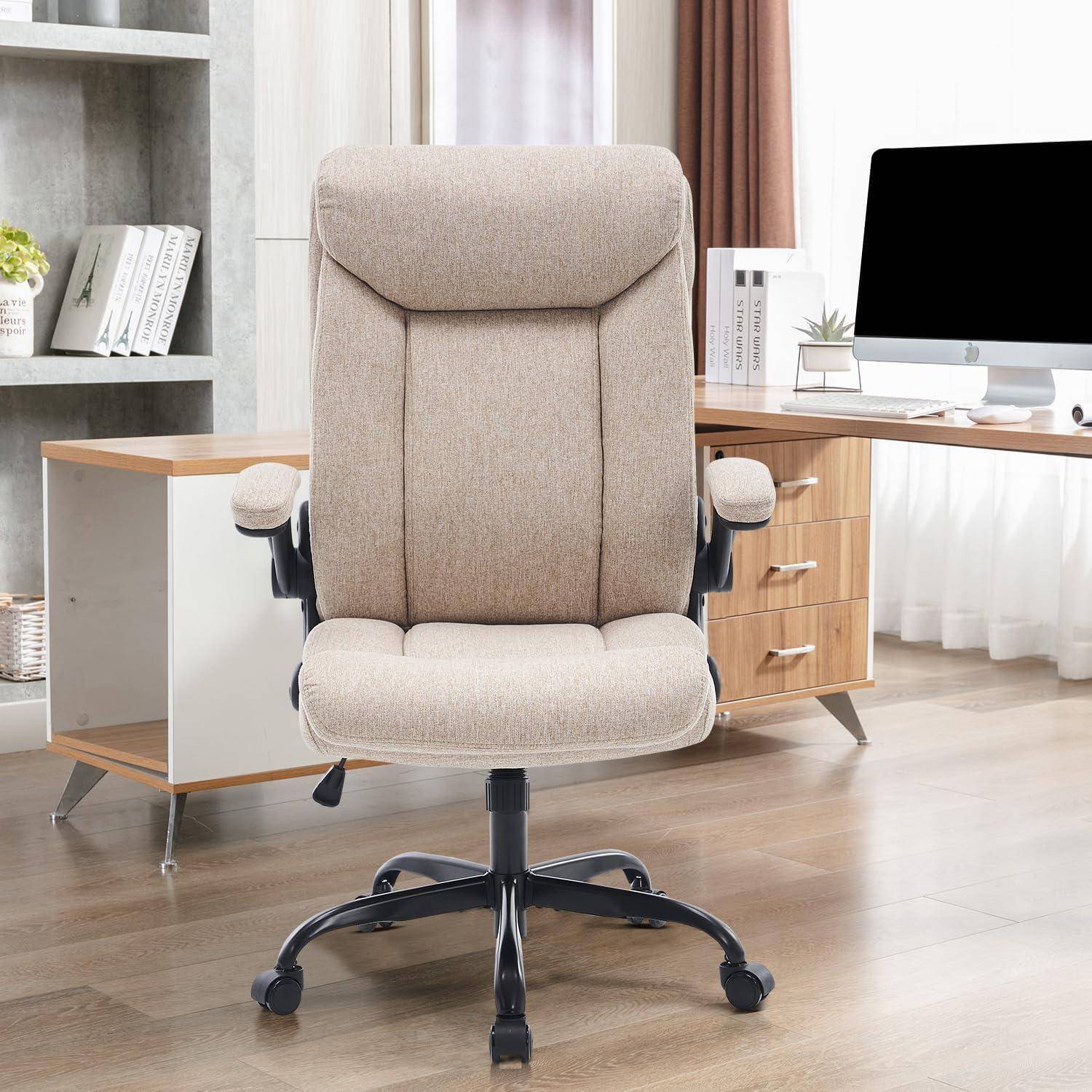 Ein beiger Bürostuhl mit gepolsterter Sitzfläche und Rückenlehne steht in einem modernen Büroambiente, mit einem Holzschreibtisch und einem Computer im Hintergrund.