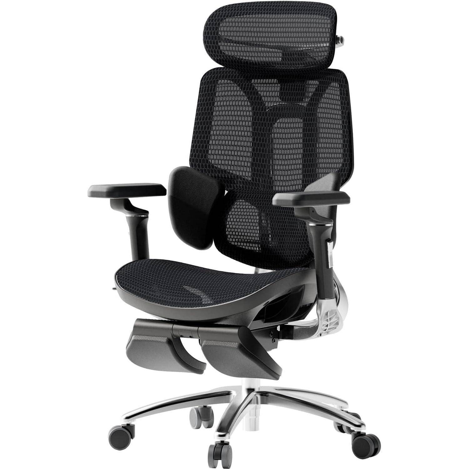 Ergonomischer schwarzer Bürostuhl aus Netzstoff mit verstellbarer Kopfstütze, Lordosenstütze, Armlehnen und Fußablage auf einem Rollen-Gestell.