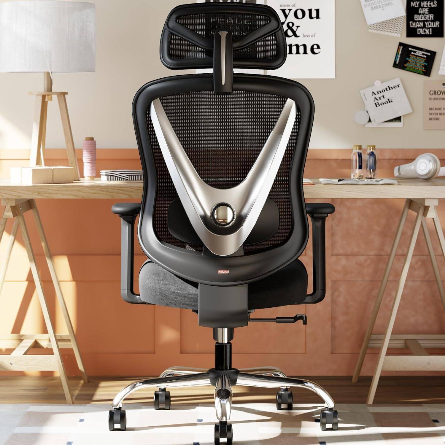 Ergonomischer Bürostuhl mit Netzrücken und Kopfstütze, der einem Holzschreibtisch in einem sonnendurchfluteten Raum zugewandt ist und eine Arbeitsplatzumgebung andeutet.