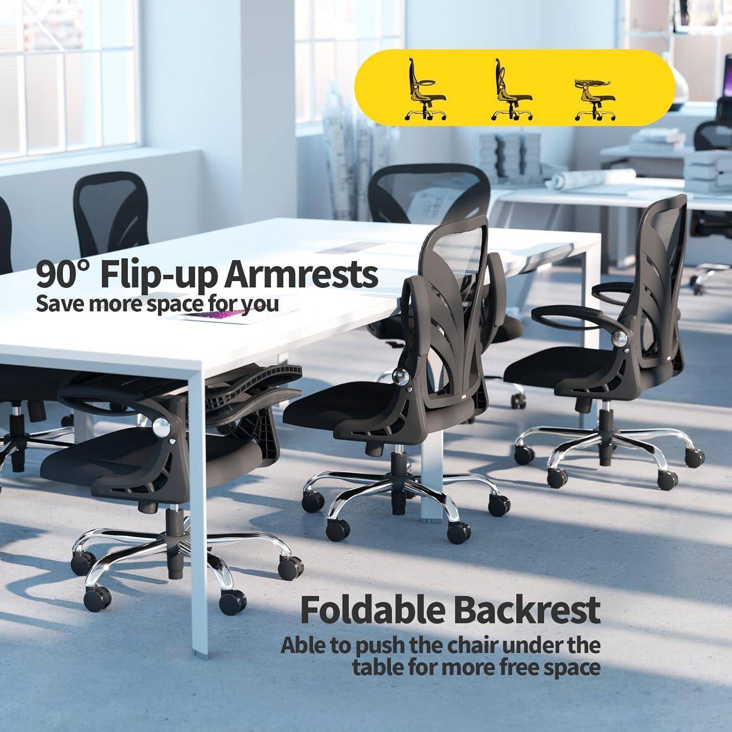 90° klappbare Armlehnen: Bürostühle um einen Tisch, die Rückenlehnen zum Platsparen zusammenklappen. Bürosituation mit natürlichem Licht.