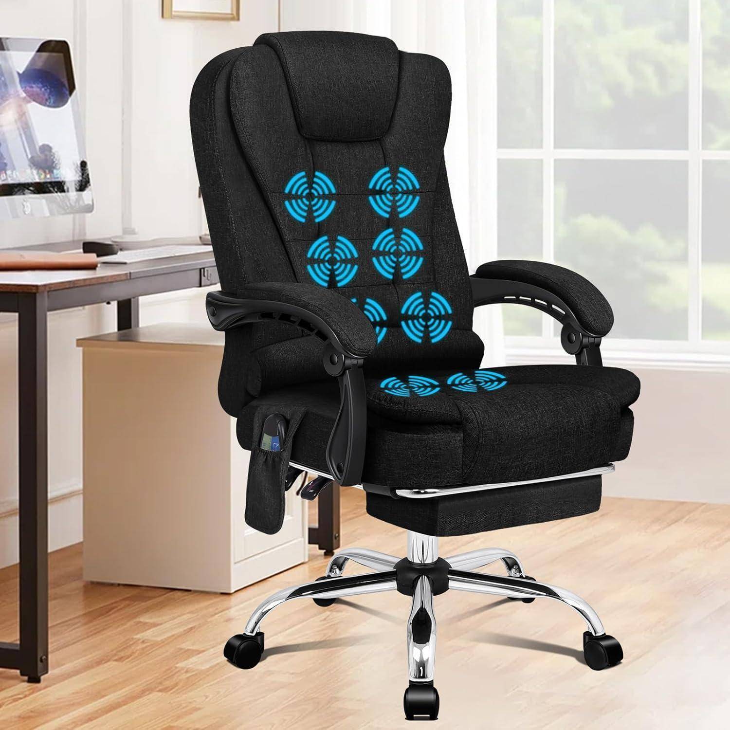 Ein schwarzer ergonomischer Bürostuhl mit Lenden- und Sitzmassage-Funktionen, der neben einem Holzschreibtisch mit einem Computer in einem hellen Raum positioniert ist.