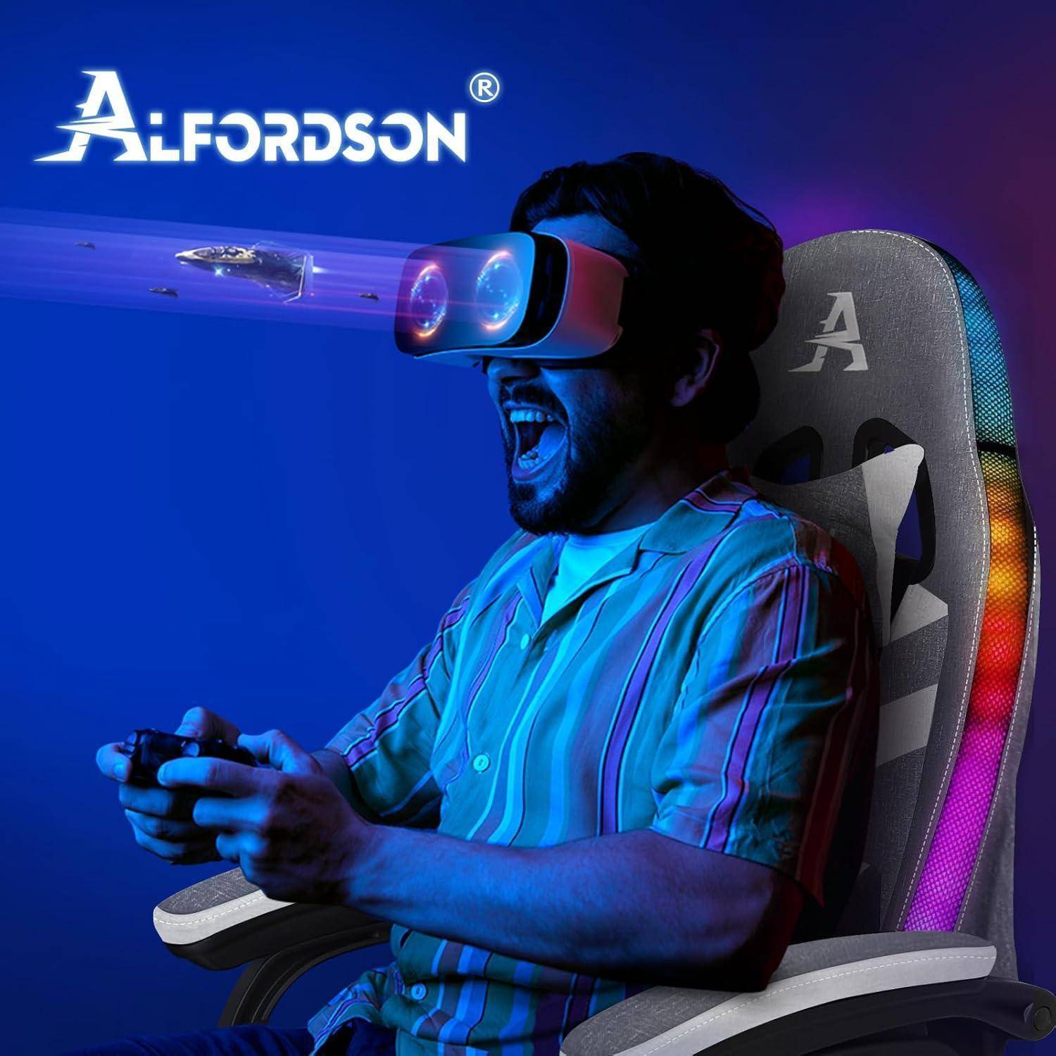 Eine Person mit einer VR-Brille und einem Gaming-Controller sitzt auf einem Gaming-Stuhl mit bunten Lichtern und ist völlig in eine virtuelle Erfahrung vertieft.