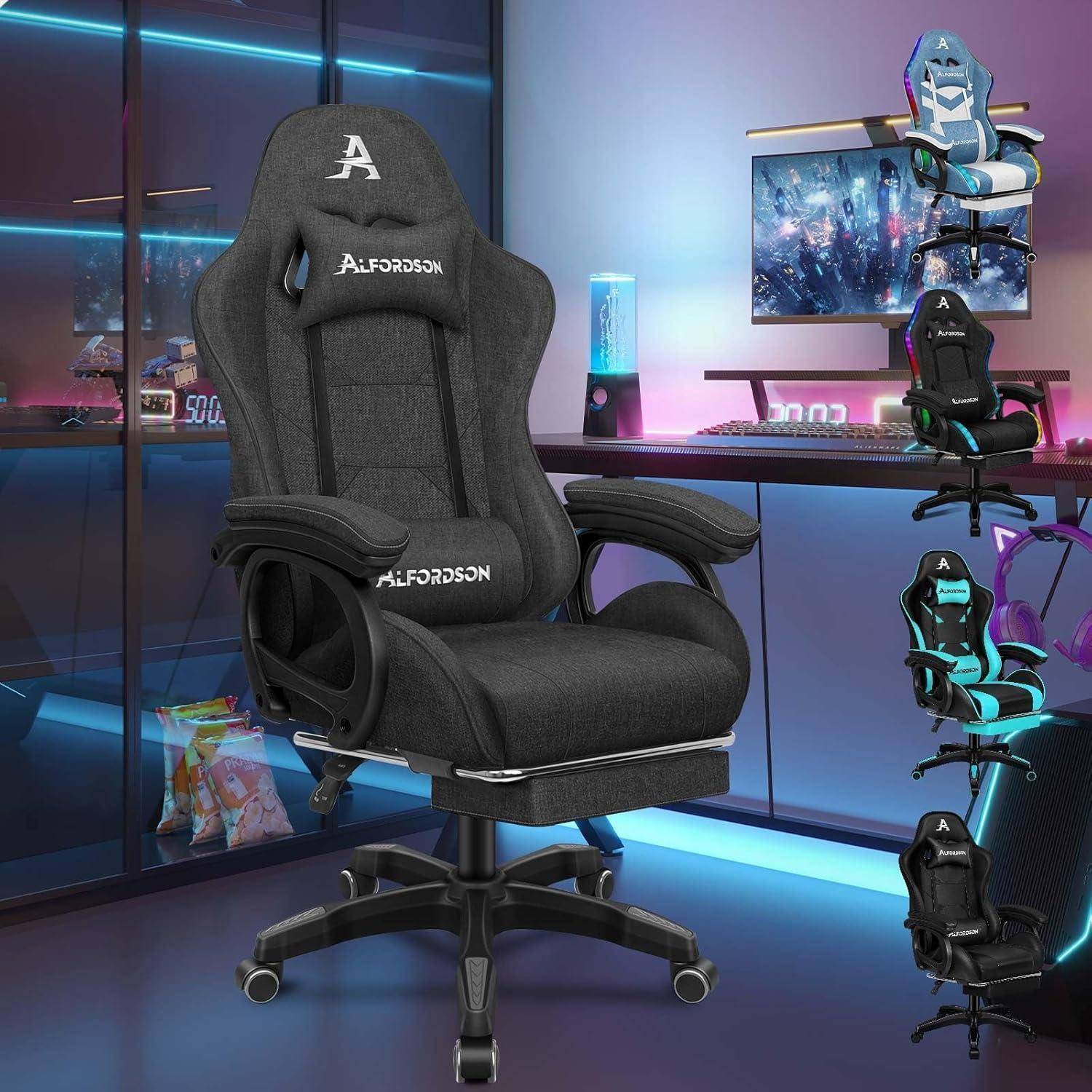Ein schlanker schwarzer Gaming-Stuhl mit verstellbaren Armlehnen und ergonomischem Design in einem modernen Gaming-Setup mit mehreren Monitoren und LED-Beleuchtung.