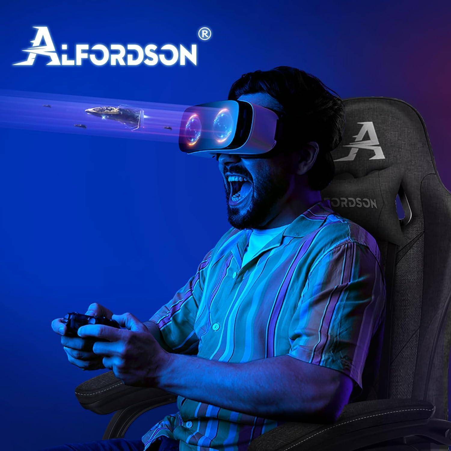 Eine Person mit einem VR-Headset sitzt in einem Gaming-Stuhl und hält einen Controller. Der Markenname 'ALFORDSON' ist sichtbar, mit einer virtuellen Weltraumszene als Projektion.