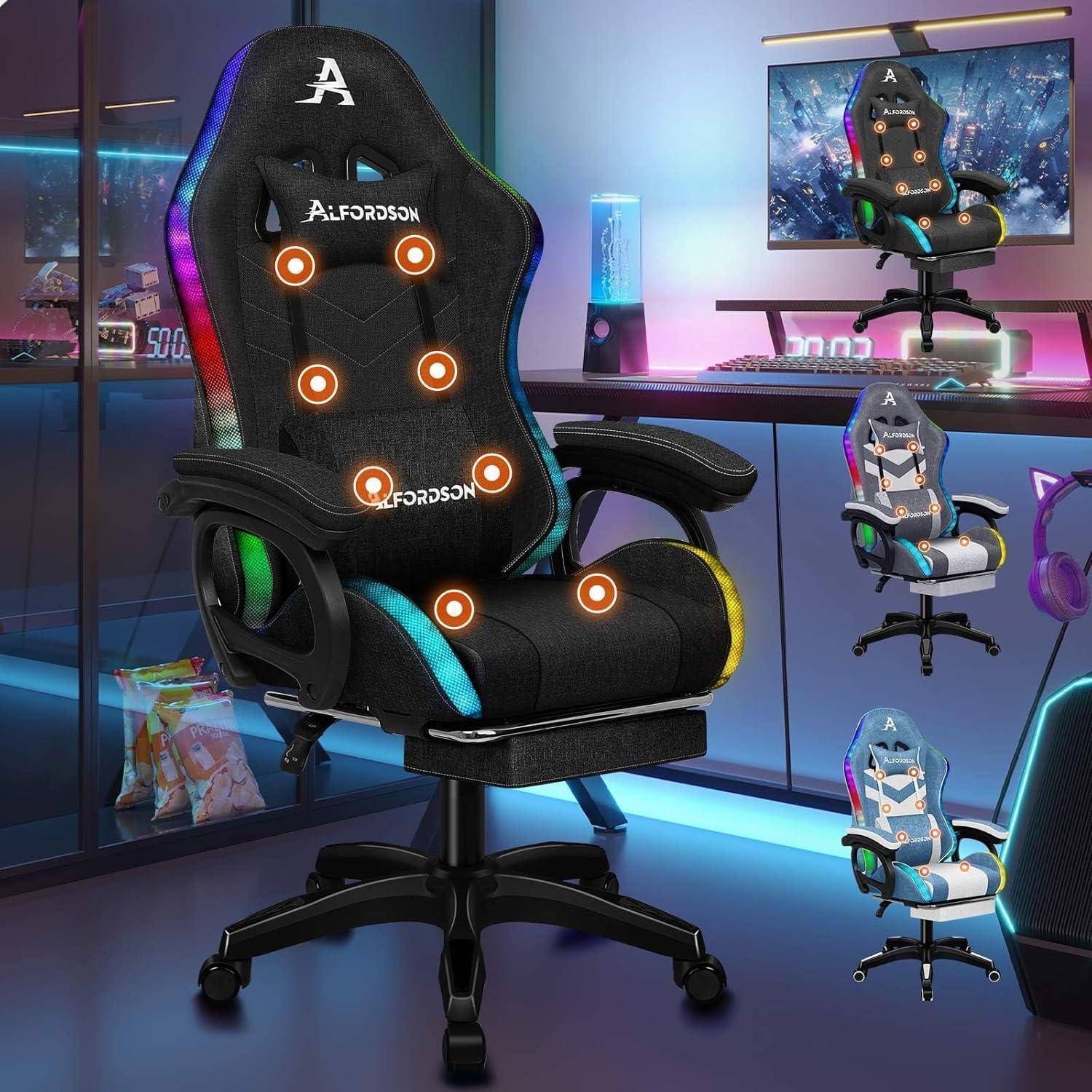Gamingstuhl mit ergonomischem Design, RGB-Beleuchtung und Massagefunktion steht in einem neonbeleuchteten Gaming-Setup mit Monitoren und Controllern.