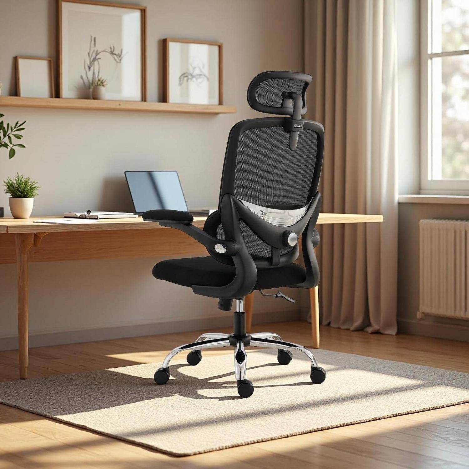 Ein ergonomischer Bürostuhl mit verstellbaren Funktionen steht in einem Heimbüro mit einem Holzschreibtisch, Laptop, Topfpflanze und Wandregalen.