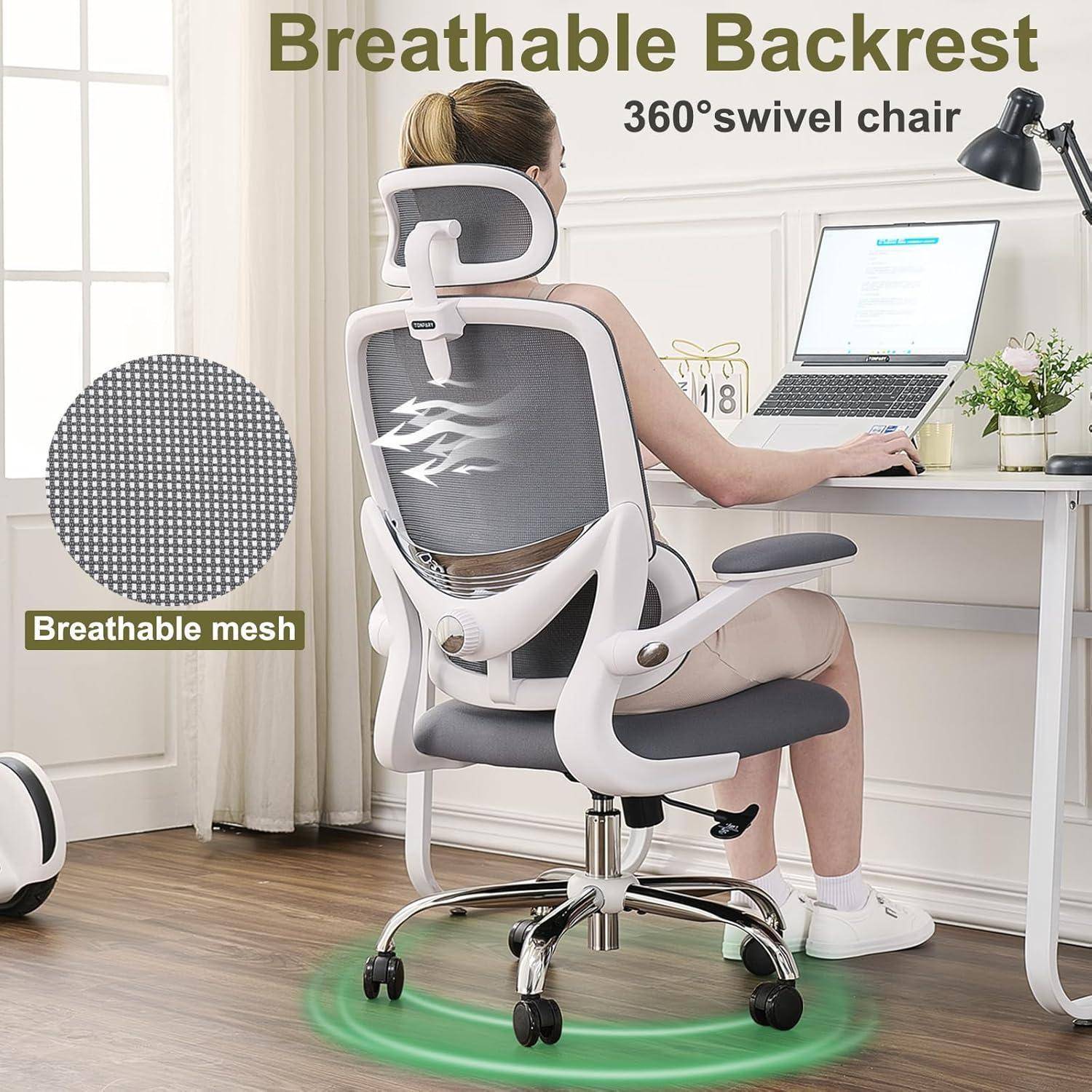 Eine Person, die an einem Laptop an einem Schreibtisch sitzt und dabei einen ergonomischen Stuhl mit atmungsaktiver Netzrücklehne verwendet und dabei Komfortmerkmale demonstriert.