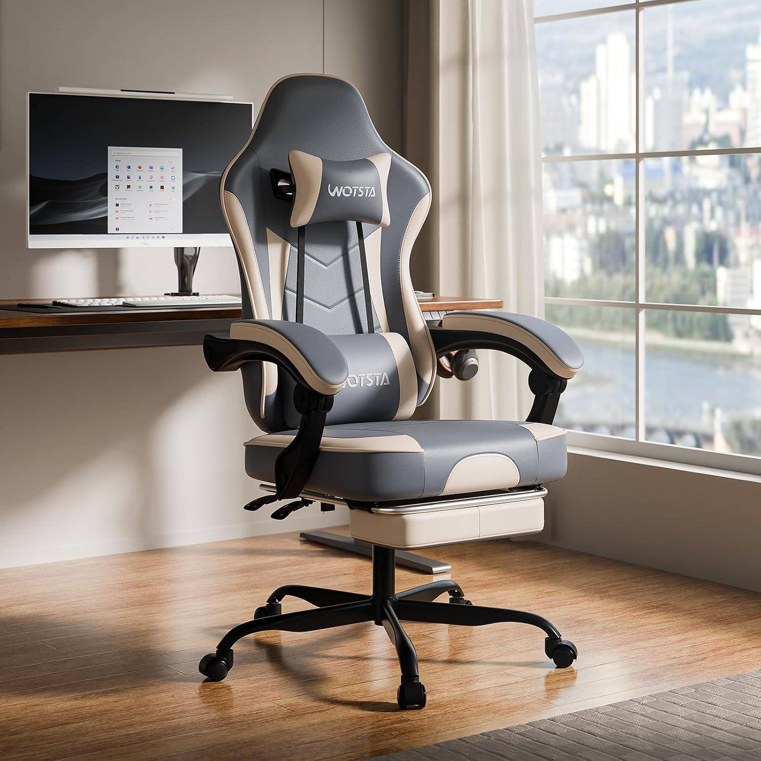 Ein ergonomischer Gaming-Stuhl in einem modernen Büro mit einem Computer auf einem Schreibtisch, ausgestattet mit Lendenwirbelstütze und Fußablage, vor großen Fenstern.
