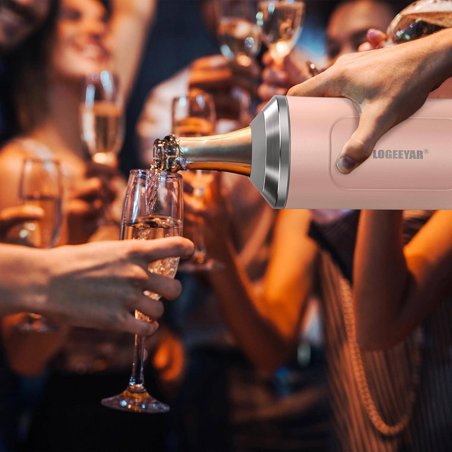 Menschen sind zu einer Feier versammelt und halten ihre Champagnergläser, die sie aneinander anstoßen. Eine Hand gießt Sekt in eines der Gläser.