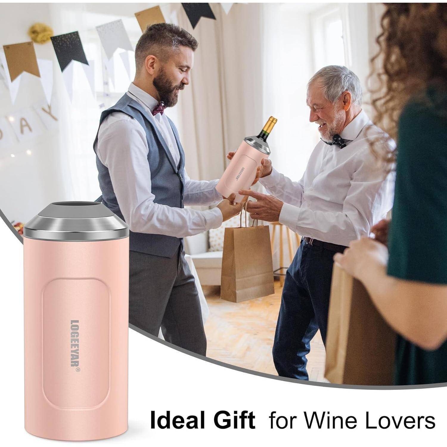 Zwei Männer in formeller Kleidung tauschen ein Weingeschenk in einem Wohnzimmer aus. Ein rosa Weinkühler ist zu sehen, darunter der Text 